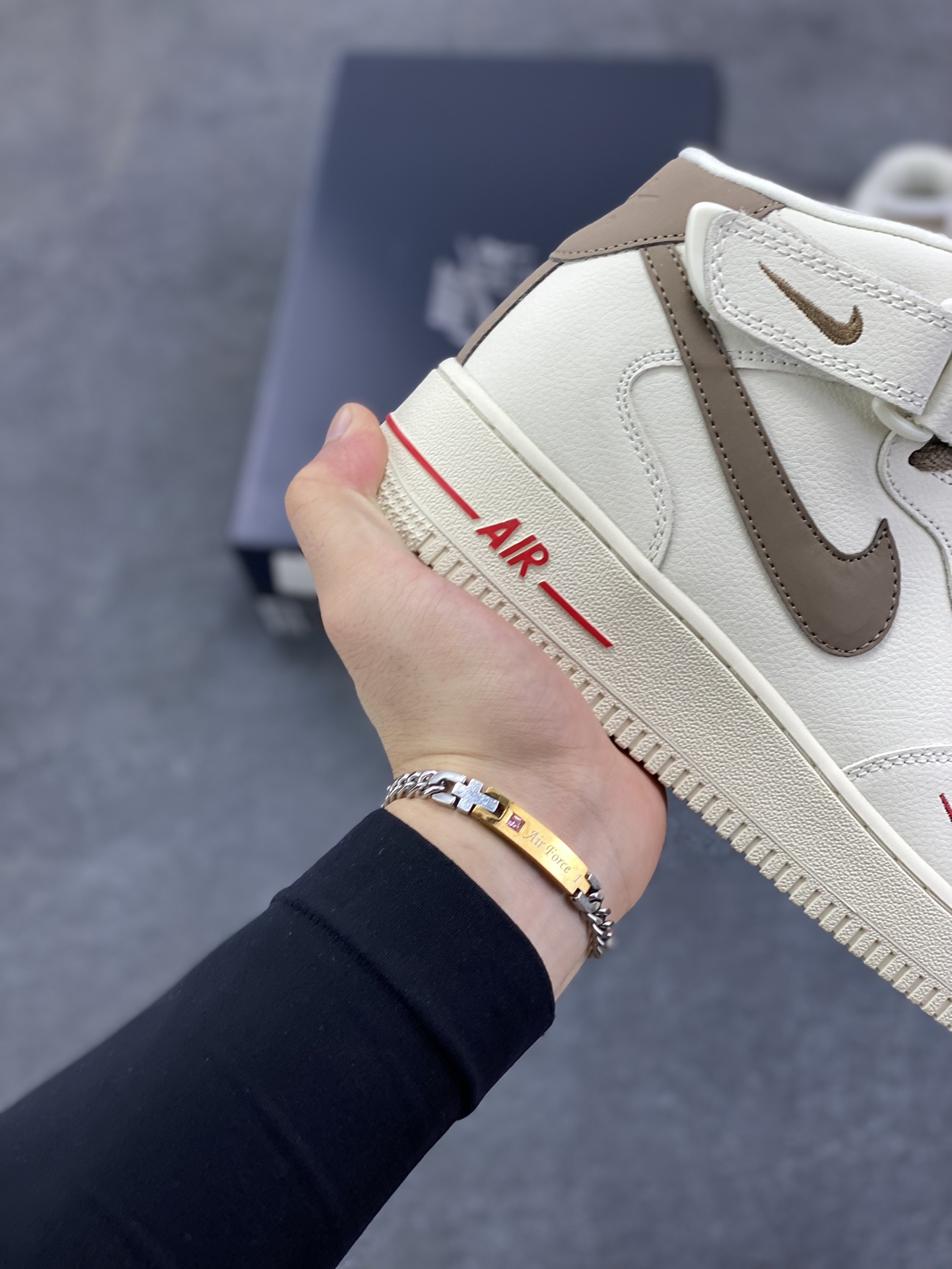 图片[6]-Nike Air Force 1‘07 奶咖浅褐 空军一号中帮休闲运动板鞋 原楦头原纸板 纯正空军版型专注外贸渠道 全掌内置蜂窝气垫 #原盒配件 原厂中底钢印、拉帮完美 货号：808123-996 尺码：36 36.5 37.5 38 38.5 39 40 40.5 41 42 42.5 43 44 44.5 45-选品中心