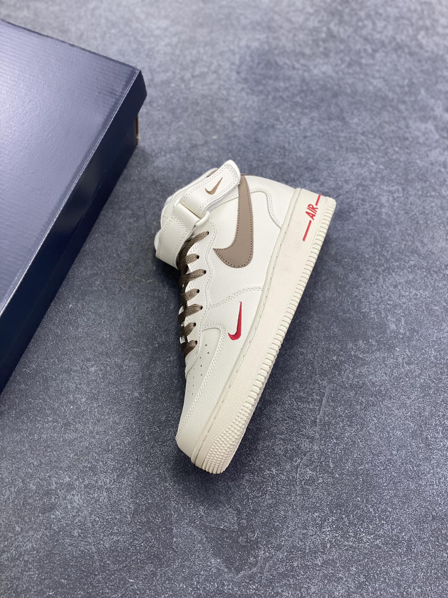 图片[7]-Nike Air Force 1‘07 奶咖浅褐 空军一号中帮休闲运动板鞋 原楦头原纸板 纯正空军版型专注外贸渠道 全掌内置蜂窝气垫 #原盒配件 原厂中底钢印、拉帮完美 货号：808123-996 尺码：36 36.5 37.5 38 38.5 39 40 40.5 41 42 42.5 43 44 44.5 45-选品中心