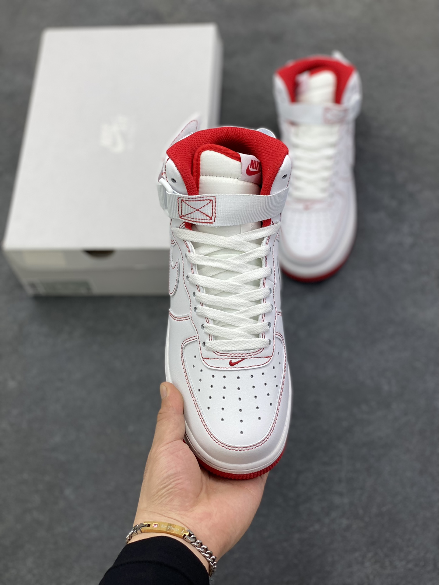 图片[2]-Nike Air Force 1‘07 红缝线 空军一号高帮休闲运动板鞋 原楦头原纸板 纯正空军版型专注外贸渠道 全掌内置蜂窝气垫 #原盒配件 原厂中底钢印、拉帮完美 货号：CV1753-100 尺码：36 36.5 37.5 38 38.5 39 40 40.5 41 42 42.5 43 44 44.5 45-选品中心