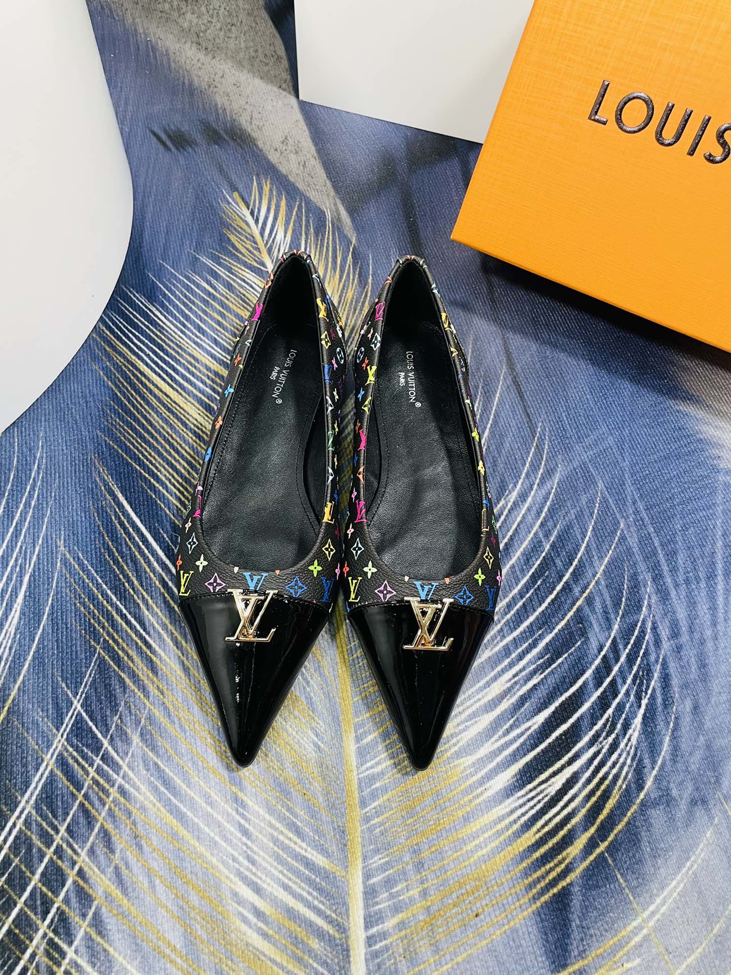 NO:648488,[Flat bottom] New colors at the counter, Tang Sancai series, high version, continuous inner waist. Welcome to compare, brand-specific imported presbyopia fabric. Open mold hardware, foot pads with full sheepskin lining. Italian imported logo genuine leather soles, perfect design, create the most beautiful single product. Size 35-40 (34.41 custom-made) 3 colors, single shoes, sheepskin19860909【平底】 專櫃新款新色,唐三彩系列,高版本,内腰不断帮 欢迎对比,品牌专用进口老花面料 .开模五金,垫脚内里全羊皮.意大利进口logo真皮鞋底 ,完美设计 ,打造最美单品.码数35-40(34.41定做)3色入,单鞋,sheepskin,Women's Shoes