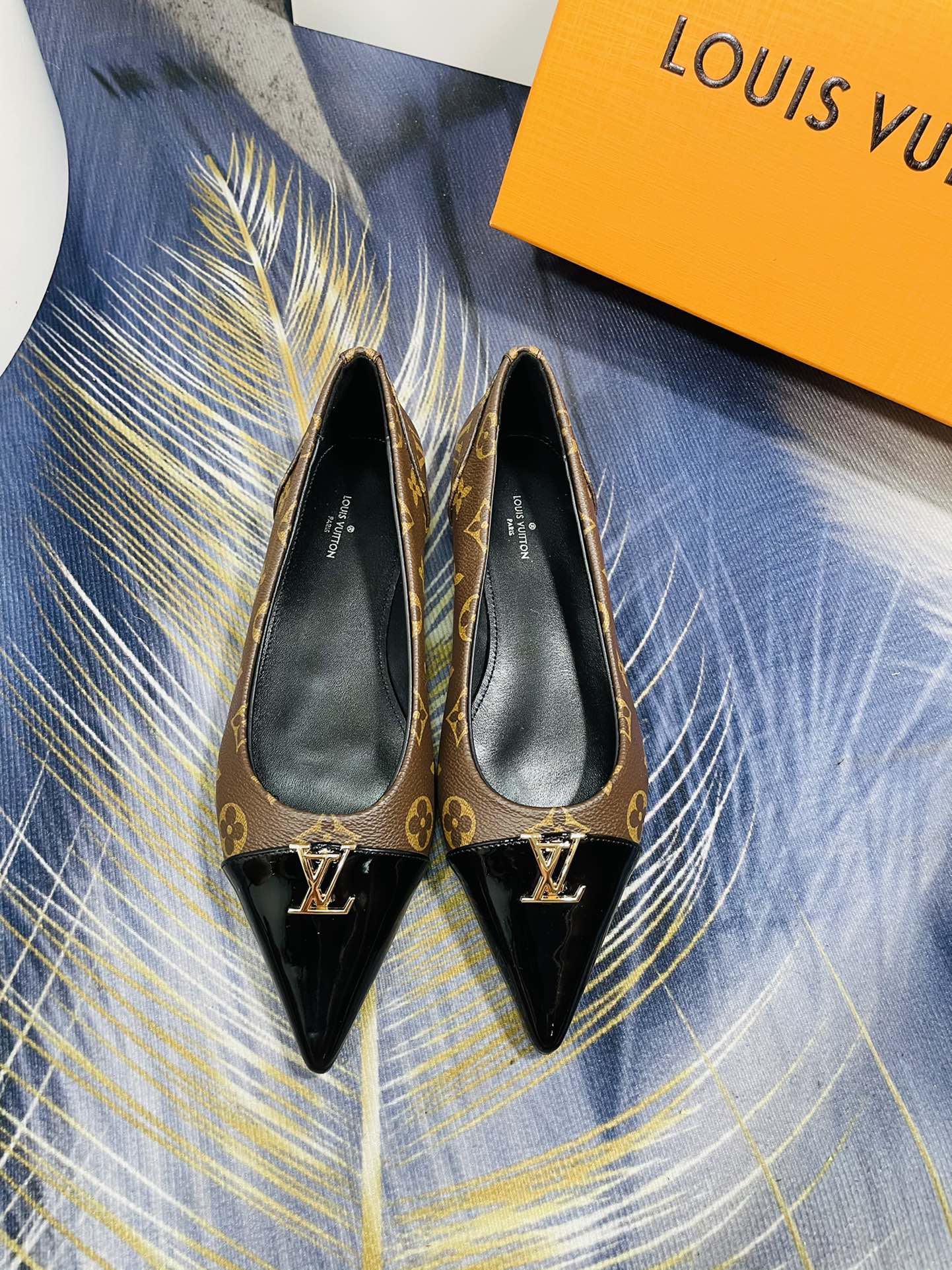 NO:648494,[Flat bottom] New colors at the counter, Tang Sancai series, high version, continuous inner waist. Welcome to compare, brand-specific imported presbyopic fabric. Open mold hardware, foot pads with full sheepskin lining. Italian imported logo genuine leather soles, perfect design, create the most beautiful single product. Size 35-40 (34.41 custom-made) 4 colors, single shoes, sheepskin19860909【平底】 專櫃新款新色,唐三彩系列,高版本,内腰不断帮 欢迎对比,品牌专用进口老花面料 .开模五金,垫脚内里全羊皮.意大利进口logo真皮鞋底 ,完美设计 ,打造最美单品.码数35-40(34.41定做)4色入,单鞋,sheepskin,Women's Shoes