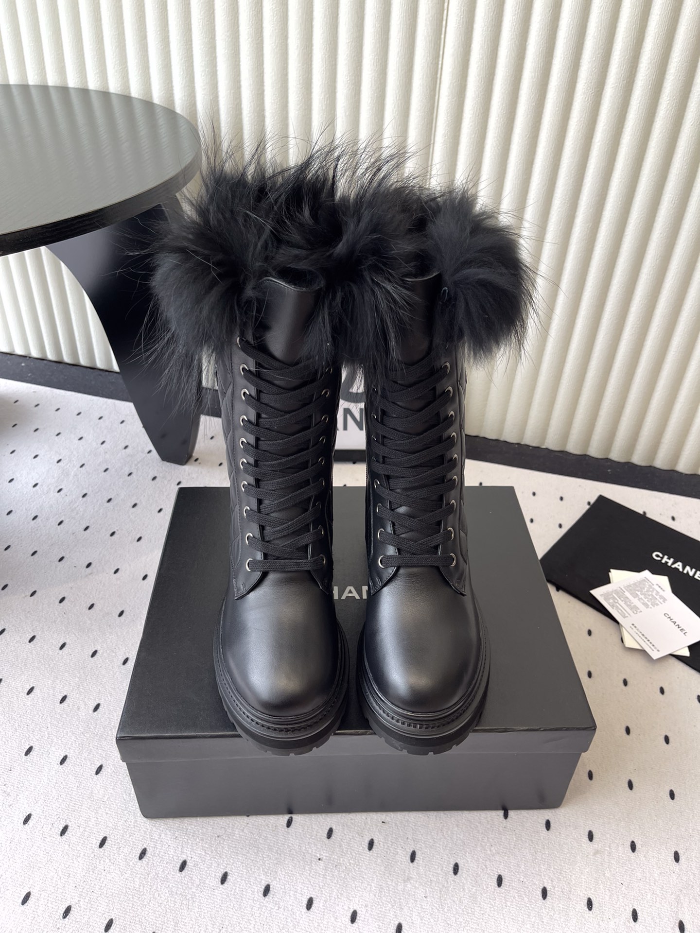 NO:486870,Chanel's new thick-soled mid-boots are made of imported cowhide, and a circle of mink hair is added to the boot mouth. The outer height is 5cm, which makes the legs look longer. Xiao Meimei likes it very much. This is a popular model created by Chanel this autumn and winter. In addition, the entire boot is made of full-grain cowhide, which is super comfortable to wear. This autumn and winter must have. The upper material is imported cowhide with mink hair. Size: 35-39 (40 41 customized, no return or replacement), boots, chanel, chanel, boots, cowhide19860909Chanel秋冬新款厚底中靴,分别用进囗牛皮打造,靴囗上还增加了一圈貂毛,外增高度5cm超显腿长,小美美特别喜欢,这是香奈儿今年秋冬打造的爆款,加上整个靴用全粒面牛皮打造,上脚超级舒服,今年秋冬必备款 鞋面材质进囗牛皮配貂毛 Size: 35-39 (40 41定做不退不换),靴子,chanel,chanel,boots,cowhide,Women's Shoes