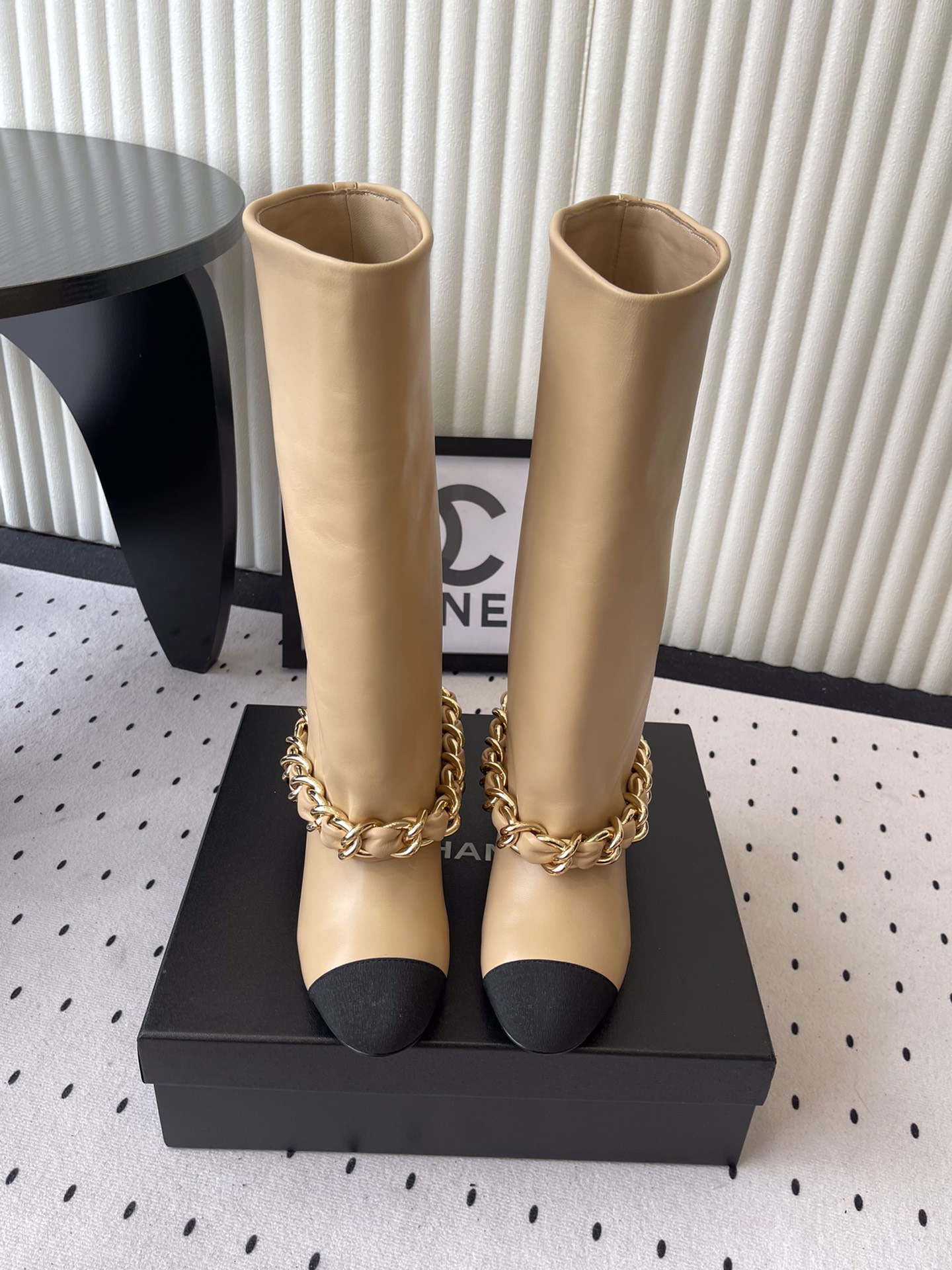 NO:486874,Chanel's new autumn and winter catwalk straight trouser boots, high-version, classic color block, visually elongated and straightened, long legs get in seconds!  Whether it is going out on the street or attending fashion parties, it can make you the focus. The fabric is made of original custom leather, the inner foot pads are all lambs, soles, Italian leather outsole, heel height 5.5cm Size35-39 (40.41 42 custom made without return), boots, chanel, boots, Leather soles19860909Chanel秋冬新款走秀直筒裤管靴 高版本 经典拼色 视觉上拉长拉直 大长腿秒get！ 无论是日常出街 还是参加时尚派对 它都能让你成为焦点. 面料采用原版定制皮料 内里垫脚均为小羊 鞋底意大利真皮大底 跟高5.5cm Size35-39（40.41 42定做不退换）,靴子,chanel,boots,Leather soles,Women's Shoes