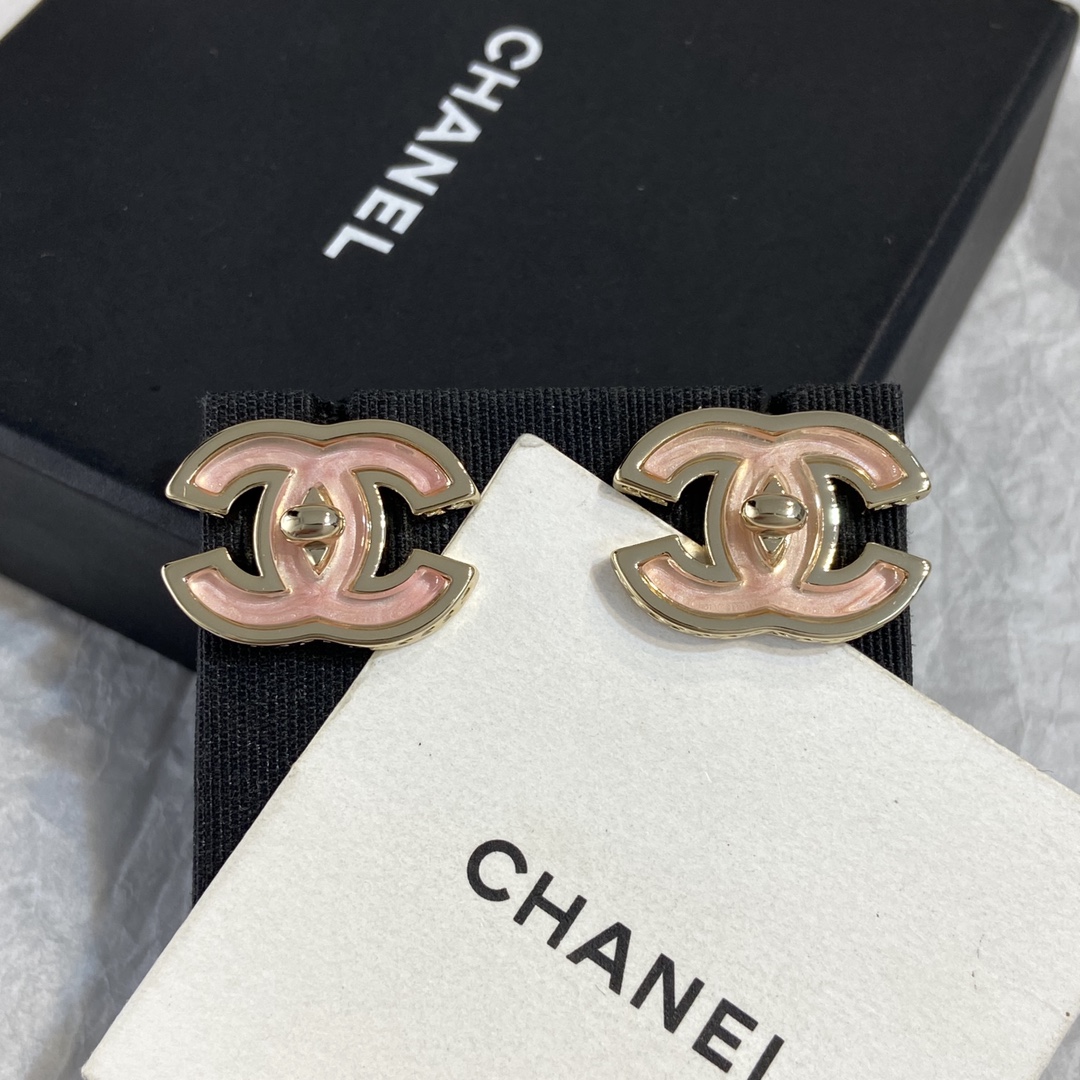 【XE971】 【CH@NEL Perfume@er Pendientes de Botón con Doble C】 🔥🔥 ¡Súper éxito de ventas! Diseño de mochila tridimension…