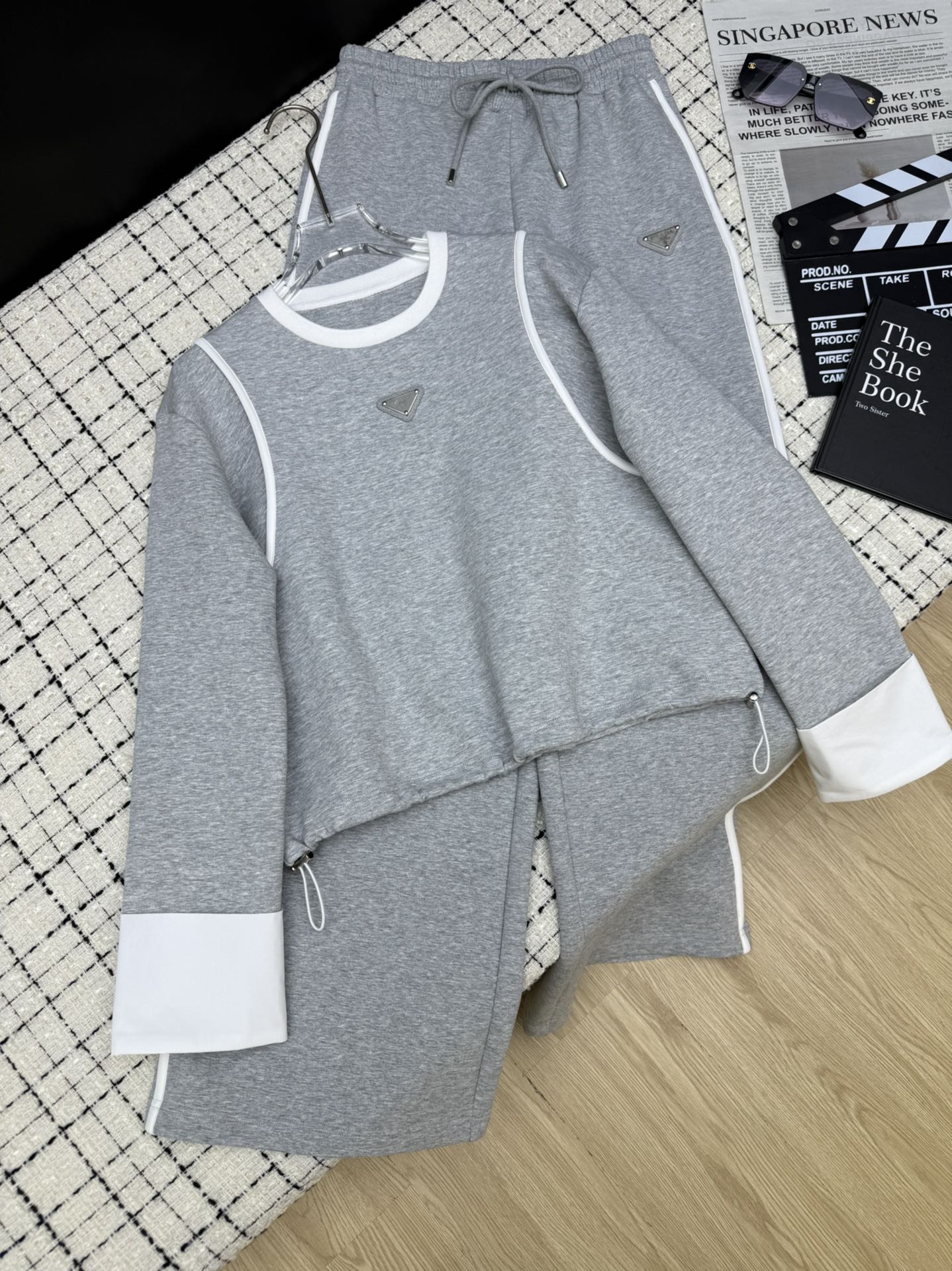 NO:501001,Full of high-end feeling Prad*25 new style contrasting white-edged casual suit A elegant temperament is coming to the face. A set that combines both high-end commuting or daily life. Cuff spliced ​​shirt cuffs + elastic waist casual straight pants. Recommended matching. The upper body looks too tall. A must-have for everyone. SML1, prada,shirts,alexander wang19860909高级感满满 Prad*25新款 撞色白边休闲套装 一股优雅气质扑面而来 无论是高阶通勤或者日常都兼具的一套 袖口拼接衬衫袖口+松紧腰休闲直筒裤 推荐一套搭配 上身太显高了 人手必备 一色SML1,,prada,shirts,alexander wang,Women's clothing