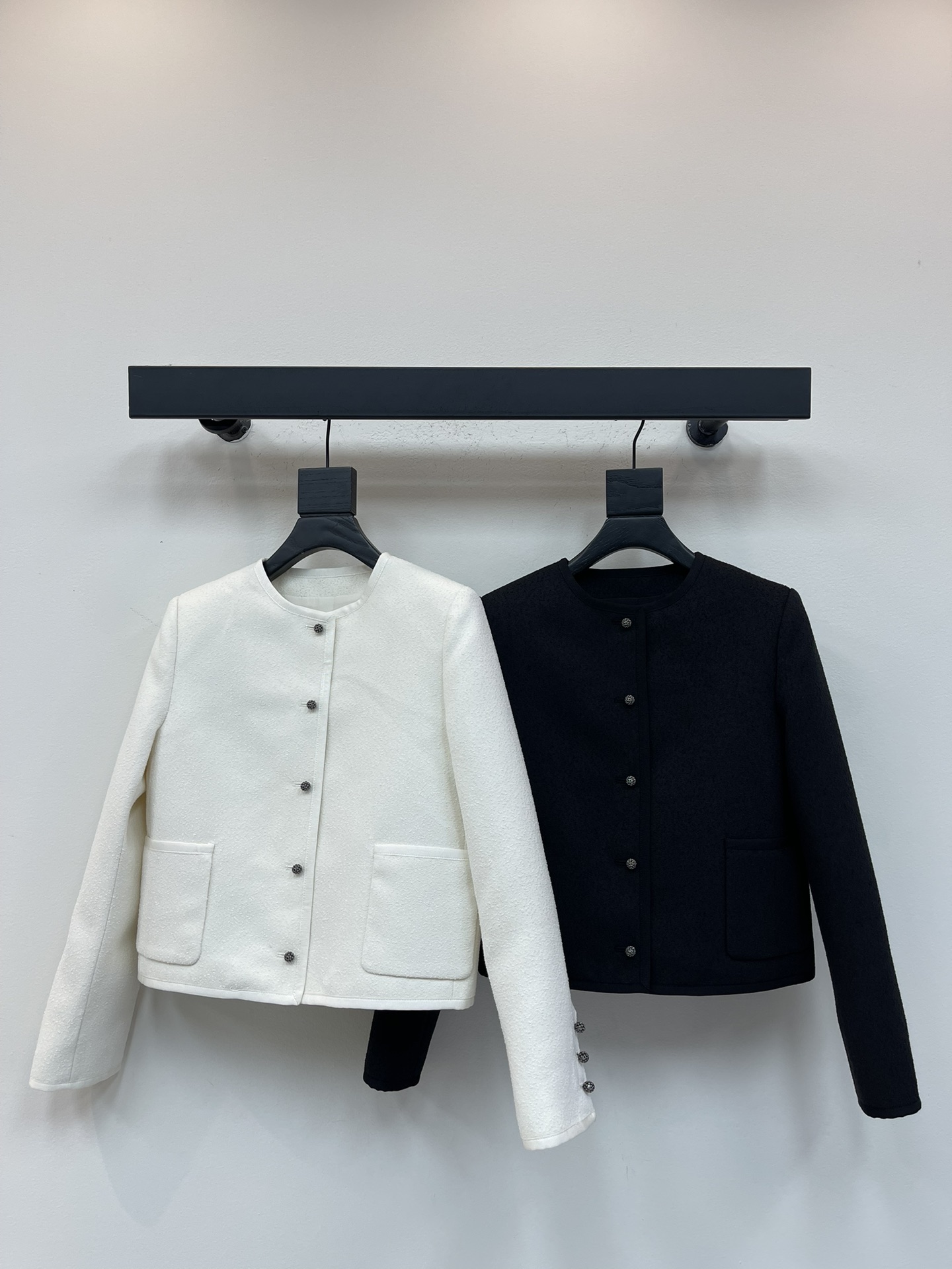 NO:502412,Dior's new autumn and winter products~. Short design, round neck, single-breasted design, simple and exquisite, can add a sense of high-end and retro charm to the shape in fashionable outfit scenes. Custom fabrics and buttons, straight gold style, elegant and generous, and the upper body is not picky, and can be easily controlled. Number of sizes: SML, dior, alexander wang19860909Dior 秋冬新品~.短款设计,圆领,单排扣设计,简约又精致,在时尚穿搭场景中,能为造型增添高级感与复古韵味. 定制面料与纽扣,直筒金典版型,优雅大方,上身不挑人 可轻松驾驭. 码数:SML,,dior,alexander wang,Women's clothing