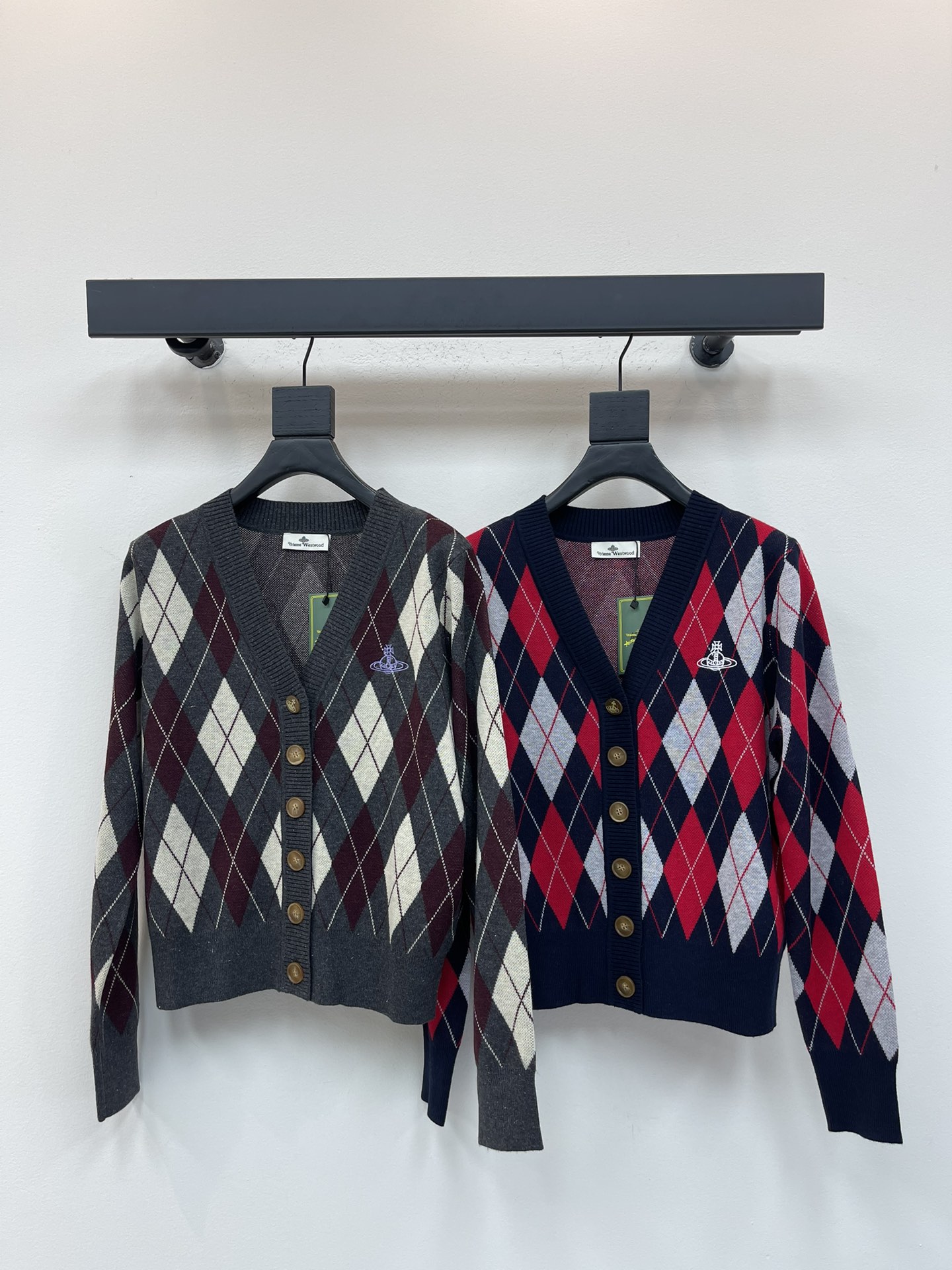 NO:502415,vivienne* diamond jacquard knitted cardigan custom YB wool yarn wool texture delicate texture comfortable and easy to wear V-neck knitted cardigan cut diamond pattern distribution with the front collar edging light round buckle to collide with dark color of the big body Matched with elastic fabric to make the body look slimmer The chest is decorated with crochet embroidered Saturn logo decoration to show brand tone versatile style without picking age skin tone, more relaxed and vacation-like upper body suitable for age-reducing fashionable style SML, alexander wang19860909vivienne* 菱格提花针织开衫 定制YB羊毛纱线织造 质感细腻 舒适好穿 V领针织开衫剪裁 通体菱格纹分布 配合前襟领口包边以浅色圆扣提亮 与大身深色形成碰撞 搭配弹性十足的面料 包容身型更显瘦 胸口饰以钩花刺绣土星徽标装饰 展示品牌调性 百搭款式不挑年龄肤色 更显松弛有度假感 上身适配减龄时髦风格 SML,,alexander wang,Women's clothing