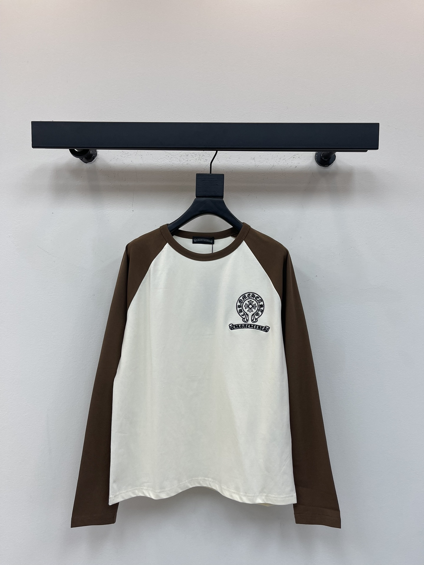 NO:502418,Chrome Hearte 25SS CH Autumn Ragsaw Color Block Round Neck T-shirt Long Sleeve Classic Horseshoe Sanskrit Print Inner Wear Pure Cotton Fabric is also comfortable to fit, simple and not simple, tricky, I love the style, it is still simple and loose oversize, the right fabric with loose and friendly tailoring long sleeves, it is so easy to wear, it is not bad, it is in the season like spring, I don’t know what to wear, so it is a good choice, closed-eye style SML, versace, chrome hearts, chrome hearts, tees, t-shirt, alexander wang19860909Chrome Hearte克罗心 25SS CH秋季插肩拼色圆领T恤长袖  经典马蹄梵文款印花 内搭神器 纯棉面料贴身也很舒服 简约不简单 小心机 爱了版型依旧是简单宽松的oversize版型梳适的面料加上宽松友好的剪裁长袖T就是这么好穿忒别是在开春这样的季节 不知道穿什么那么它就是蕞好的选择 闭眼入的版型 SML,,versace,chrome hearts,chrome hearts,tees，t-shirt,alexander wang,Women's clothing