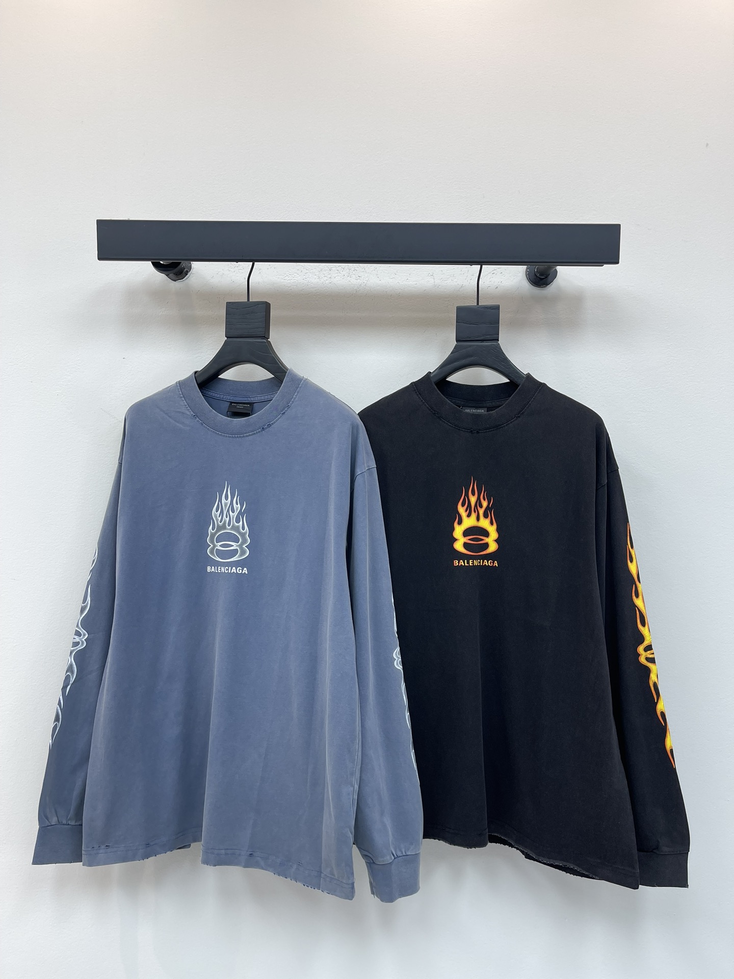 NO:502421,BALENCI*GA Paris# fabric uses 260g Paris special double yarn * high gram double yarn ribs. The front and back sleeves are imported Kangli direct spray crack printing process + ready-made garment heavy-industry snowflake process + multiple wear and tear and old-fashioned os shoulder-falling loose style, same style for men and women!  !  XS-L, balenciaga,alexander wang19860909BALENCI*GA巴黎#面料采用260g巴黎专用双纱*高克重双纱罗纹 前后幅左右袖子采用进口康丽直喷裂纹印花工艺+成衣重工炒雪花工艺+多位磨损割破做旧工艺 os落肩宽松版型 男女同款！！XS-L,,balenciaga,alexander wang,Women's clothing