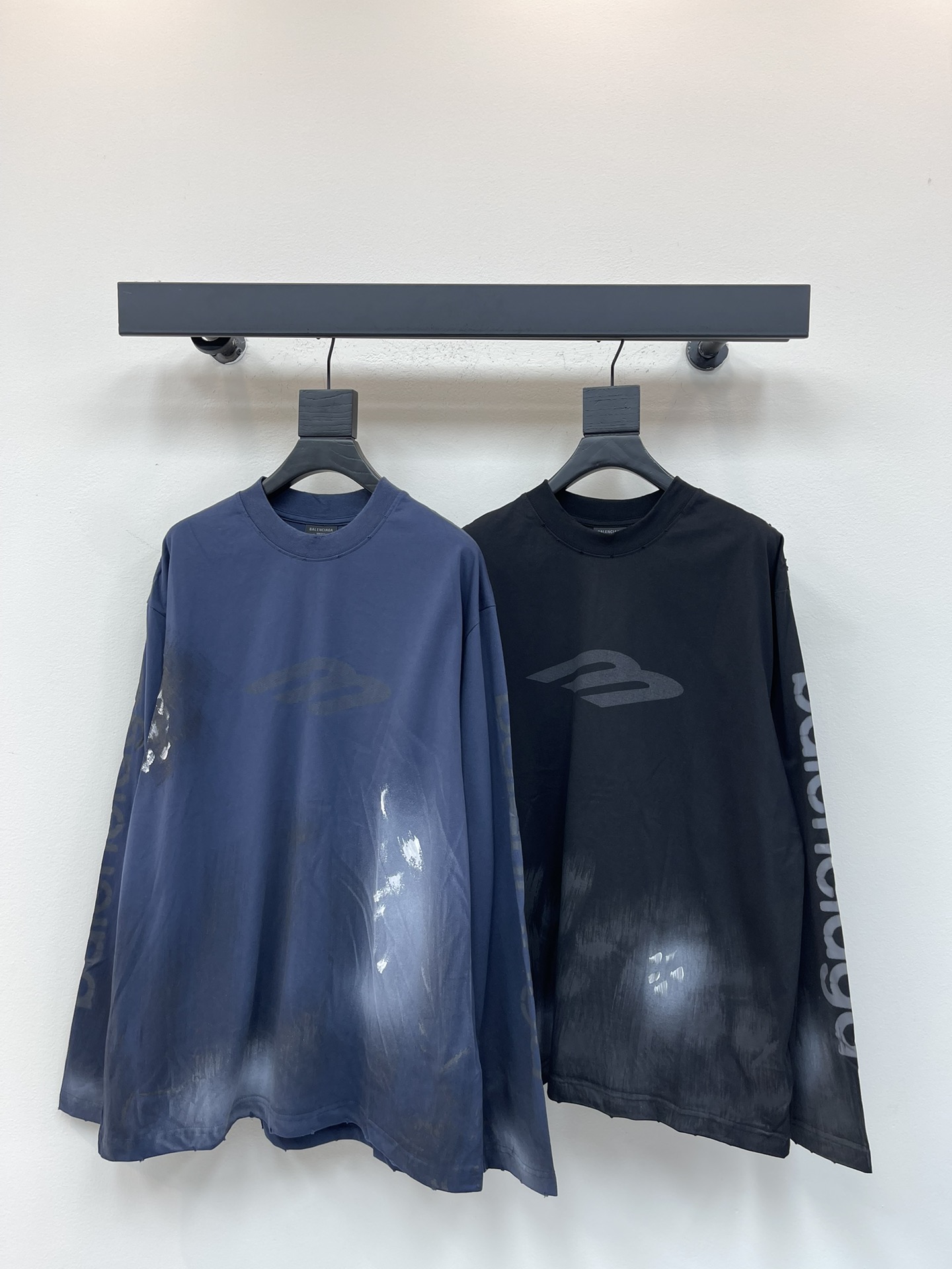 NO:502427,BALENCI*GA Paris# Fabric uses 260g Paris special double yarn* high gram double yarn ribs. The front left and right sleeves adopt imported Kangli direct spray dot printing process + ready-made garment hand-painted graffiti inkjet process + multiple wear and tear and old process os shoulder-fall loose style, same style for men and women XS-L,,balenciaga,alexander wang19860909BALENCI*GA巴黎# 面料采用260g巴黎专用双纱*高克重双纱罗纹 前幅左右袖子采用进口康丽直喷网点印花工艺+成衣手绘涂鸦喷墨工艺+多位磨损割破做旧工艺 os落肩宽松版型 男女同款 XS-L,,balenciaga,alexander wang,Women's clothing