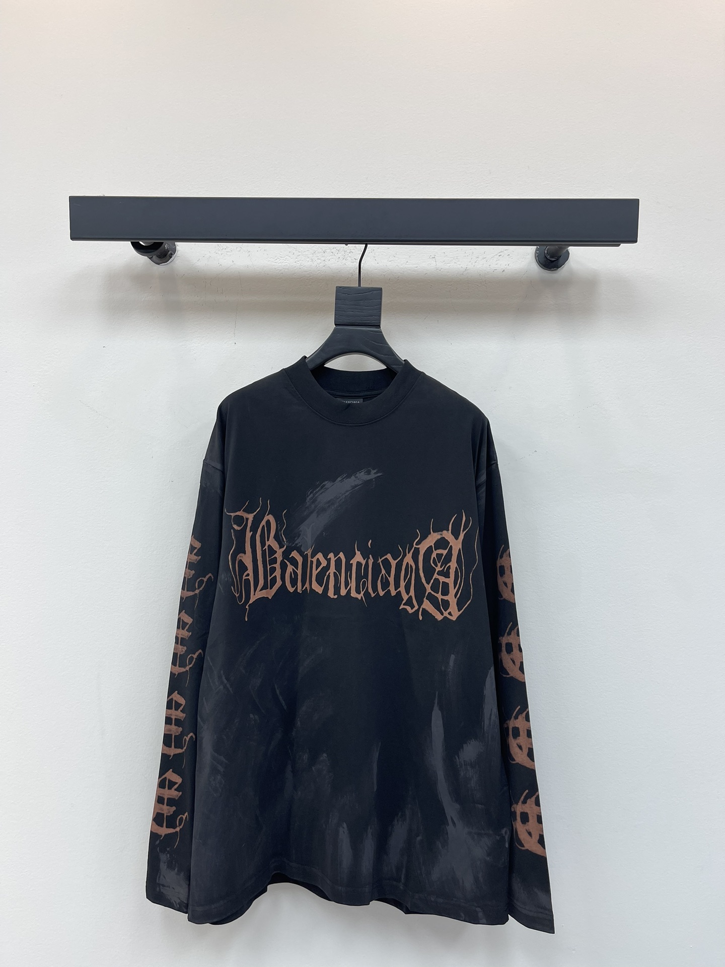 NO:502335,BALENCI*GA Paris# The fabric uses 260g Paris special double yarn* high gram double yarn ribs. The front and back sleeves are imported silk screen ink printing process + ready-made garment hand-painted mud dyeing and old crafts os shoulder-falling loose style, same style for men and women!  !  XS-L, balenciaga,alexander wang19860909BALENCI*GA巴黎# 面料采用260g巴黎专用双纱*高克重双纱罗纹 前后幅左右袖子采用进口丝网油墨印花工艺 +成衣手绘泥染做旧工艺 os落肩宽松版型 男女同款！！ XS-L,,balenciaga,alexander wang,Women's clothing