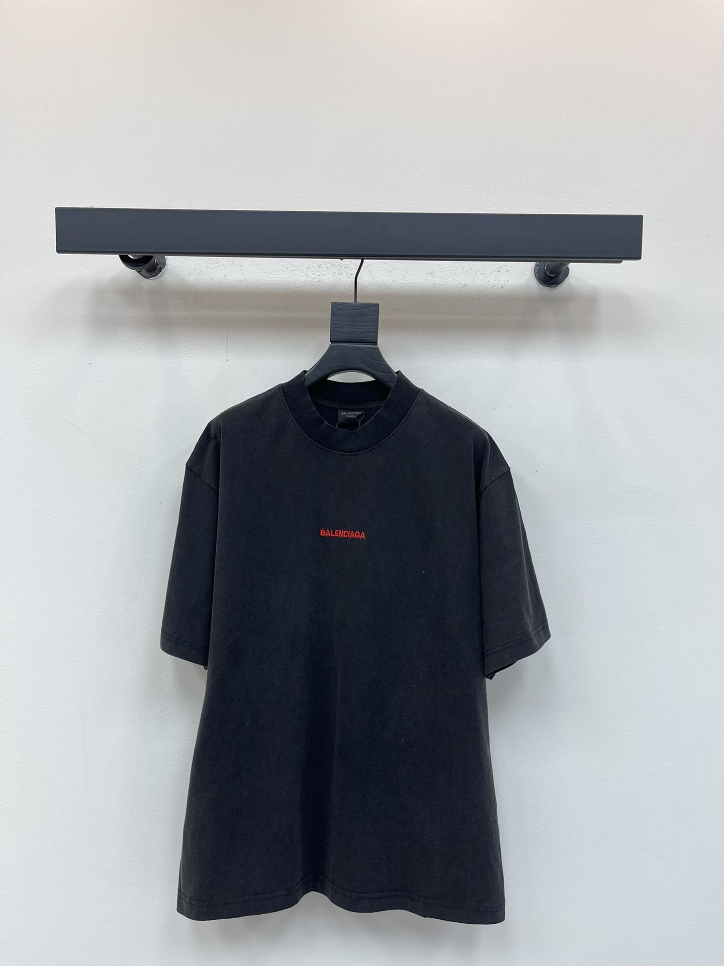 NO:502337,BALENCI*GA25 new model. The Paris LOGO embroidered washing water is used to make a short-sleeved T-shirt #g weight 260g, the cloth surface is clean, the cloth pattern is clear, soft and comfortable. The thread is fixed dyed without color difference. The embroidery is embroidered by the embroidery machine imported from Tajima, and the laundry washing water is worn and made to make aged. The same style as men and women. SML,,balenciaga,T-shirt,tees,t-shirt,alexander wang19860909BALENCI*GA25新款 .前面后面以巴黎LOGO刺绣洗水做旧短袖T恤#克重260克,布面干净.布纹清晰,柔软舒适.螺纹釆用定染无色差.绣花采用田岛进口绣花机刺绣,成衣洗水磨烂做旧 男女同款 SML,,balenciaga,T-shirt,tees，t-shirt,alexander wang,Women's clothing