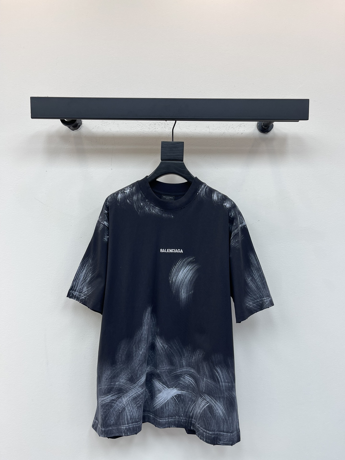 NO:502339,BALENCI*GA Paris #2025 new style front and rear letters LOGO embroidered hand-painted graffiti-made short-sleeved T-shirt, full-designed fabric is made of regular environmentally friendly dye, fixed-woven and dyed cotton double yarn, 260 grams of gram weight, clean cloth surface, clear cloth pattern, soft and comfortable. Threads are fixed-dyed without color difference. Classic letters SML,,balenciaga,T-shirt,tees,t-shirt,alexander wang19860909BALENCI*GA巴黎#2025新款 前后字母LOGO刺绣手绘涂鸦做旧短袖T恤,设计感十足面料采用正口环保染料,定织定染全棉双纱、克重260克,布面干净.布纹清晰,柔软舒适.螺纹釆用定染无色差.经典字母 SML,,balenciaga,T-shirt,tees，t-shirt,alexander wang,Women's clothing