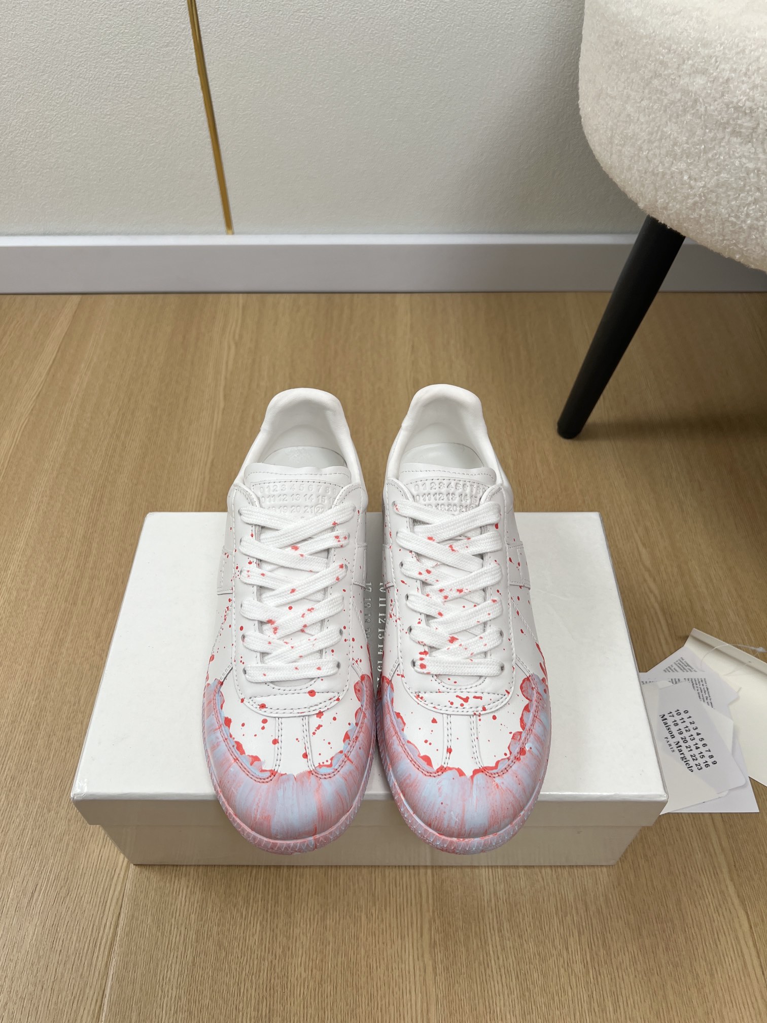 NO:490457,Couple model Maison Margiela *Magiela | Autumn and winter new products, counter new handmade splashing Mode training sneakers series~ Classic Forrest Gump retro casual sneakers, classic and outdated styles for all seasons!  Casual and casual, with a variety of materials that are spliced ​​in contrasting colors, and the sense of fashion is doubled. The shoelaces and soles echo each other, making them look good and versatile in daily life!  Just dress up for you very high-end!  It can be easily controlled with all styles!  Upper Original custom cowhide/cloth (hand-painted) Inner Original silk sheepskin footrest Original silk sheepskin Outsole Original open mold rubber outsole Size Female model 35-40 Men's model 39-46 (Female 40 Men's model 39-46 Customized) Cloth women's model Leather women's model 290 Men's model, casual shoes/sports shoes, masion margiela, sneakers, cowhide, sheepskin19860909情侣款Maison Margiela *马吉拉 | 秋冬新品 专柜新款手工泼墨德训运动鞋系列～ 经典阿甘复古休闲运动鞋 四季可穿搭经典不过时的款！休闲又随意,多种材质撞色的拼接,时髦感倍增,鞋带鞋底互相呼应,日常好看又百搭！随便穿搭就可以很高级！搭配各种风格都可轻松驾驭！ 鞋面 原版定制牛皮/布面（手绘） 内里 原版丝绸羊皮 垫脚 原版丝绸羊皮 大底 原版开模橡胶大底 码数 女款35-40男款39-46（女40男39.45.46定制） 布面女款 皮面女款290 男款,休闲鞋/运动鞋,masion margiela,sneakers,cowhide,sheepskin,Women's Shoes