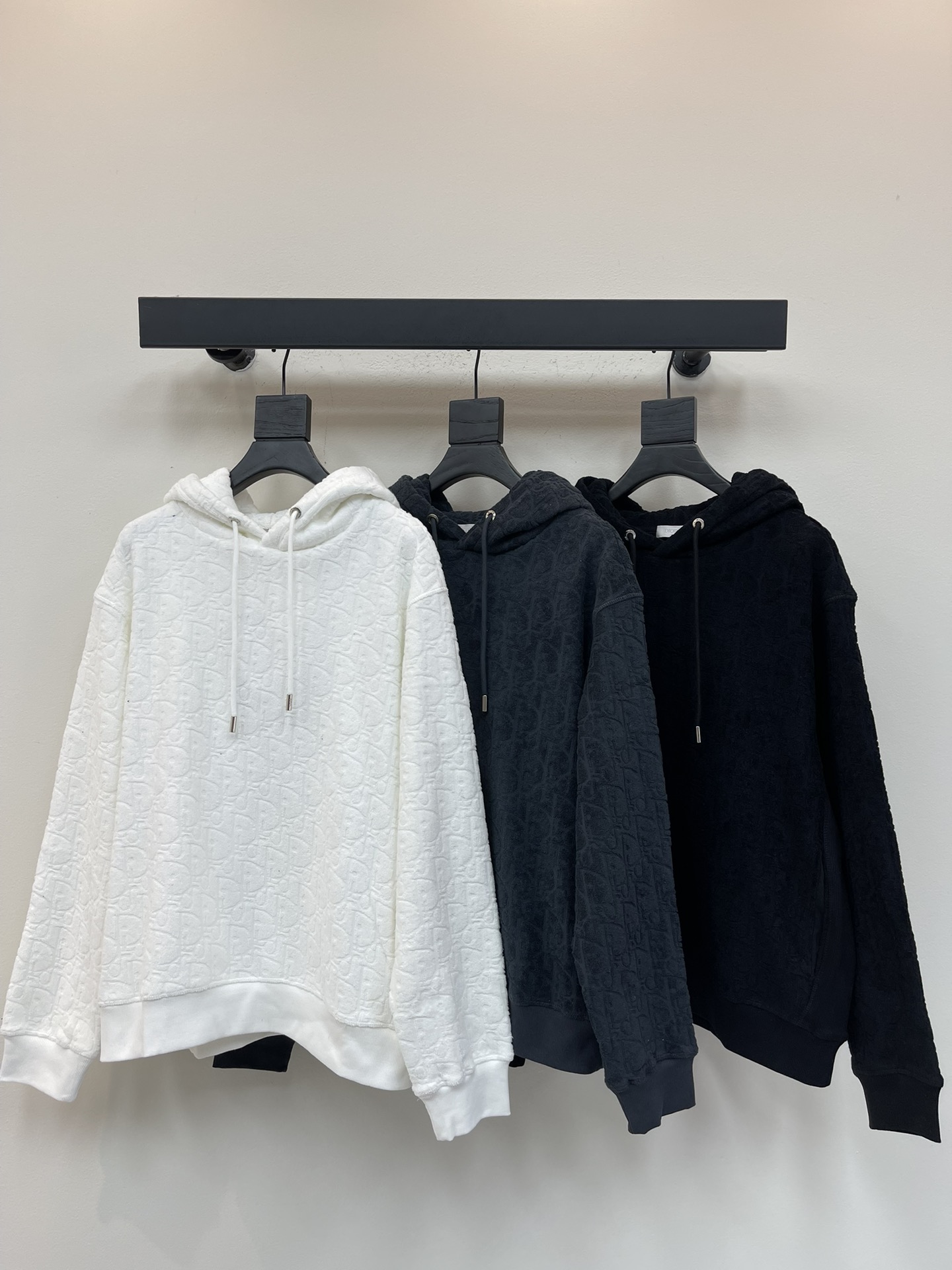 NO:503269,Dior 25ss new sweatshirt with exquisite jacquard full of cloth body, with texture in details. The hooded design is casual and age-reducing, drawstring adds casualness, and the loose style is super friendly to all figures. Paired with jeans, it can easily create a lazy and fashionable daily look SML, dior, hoodie, sweatshirts, jeans, hats, alexander wang19860909Dior 25ss新款卫衣 精致提花满布衣身,细节处尽显质感.连帽设计休闲又减龄,抽绳增添随性感,宽松版型对各种身材都超友好,搭配牛仔裤,轻松打造出慵懒又时髦的日常look SML,,dior,hoodie,sweatshirts,jeans,hats,alexander wang,Women's clothing