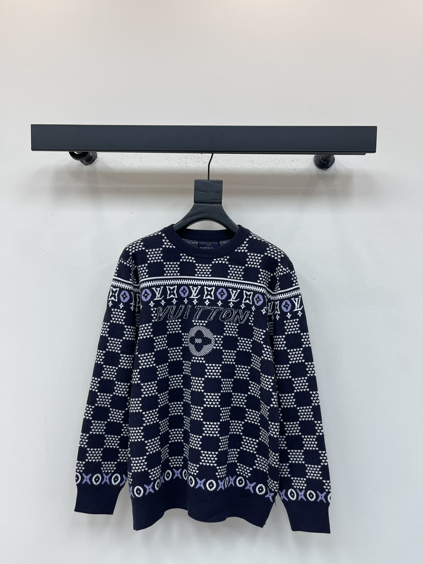 NO:503272,Louis Vuitton Presbyterian full-print gradient sweater, the big logo is exquisitely upgraded, inspired by the retro 1980s Original fabric, the same official style, the same cylinder dyed fabric, the feel is very comfortable, the latest brick cabinet in spring and summer is fashionable and unique, super versatile and beautiful, very suitable for both men and women, a must-have for everyone Color: Black Size SMLXL,,louis vuitton, sweaters, alexander wang19860909Louis Vuitton 老花满印渐变毛衣 大Logo标识精致升级,灵感源自八十年代复古 原版面料 官方同款 同缸染面料 手感非常舒服  春夏最新砖柜同步时尚又个性 超级百搭好看的一款 男女都非常合适 人手必备款 颜色: 黑色 尺码SMLXL,,louis vuitton,sweaters,alexander wang,Women's clothing