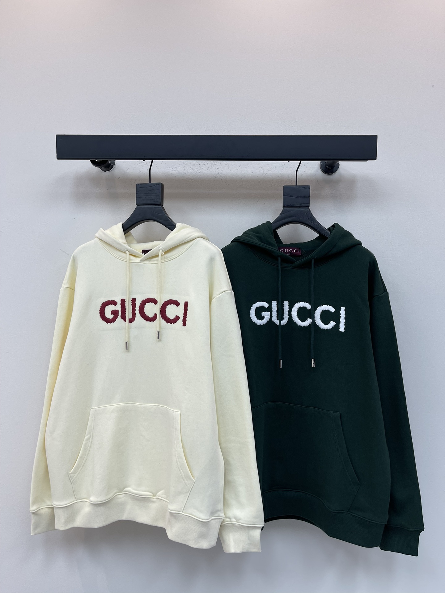 NO:503864,Gucc*25 new contrast embroidered logo hooded sweatshirt. Customized loose style. The Gaoke pure cotton terry fabric has a good texture, is soft and not easy to wrinkle, and is moderate in thickness. It is very suitable for spring and light autumn. The Os version is relatively lazy and loose. O-label logo, simple items, hooded design decorative kangaroo bag, and ten thousand needles logo letter embroidery on the chest. Simple and unique charm.  The straight-tailed style is more suitable for matching with various trendy and fashionable styles. The same style for men and women!  S-XL, gucci, hoodie, sweatshirts, hats, alexander wang19860909Gucc*25新款撞色刺绣标识连帽卫衣.定制宽松版型 采用高克纯棉毛圈面料质感很好,柔软不易起皱,薄厚度适中,非常适合春天和浅秋,os版型比较慵懒的松垮感.贴牌徽标,简约单品,连帽设计装饰袋鼠袋,胸前万针标识字母刺绣.简洁而富有独特魅力．直裁版型更为适合搭配各种潮流时尚造型.男女同款！S-XL,,gucci,hoodie,sweatshirts,hats,alexander wang,Women's clothing