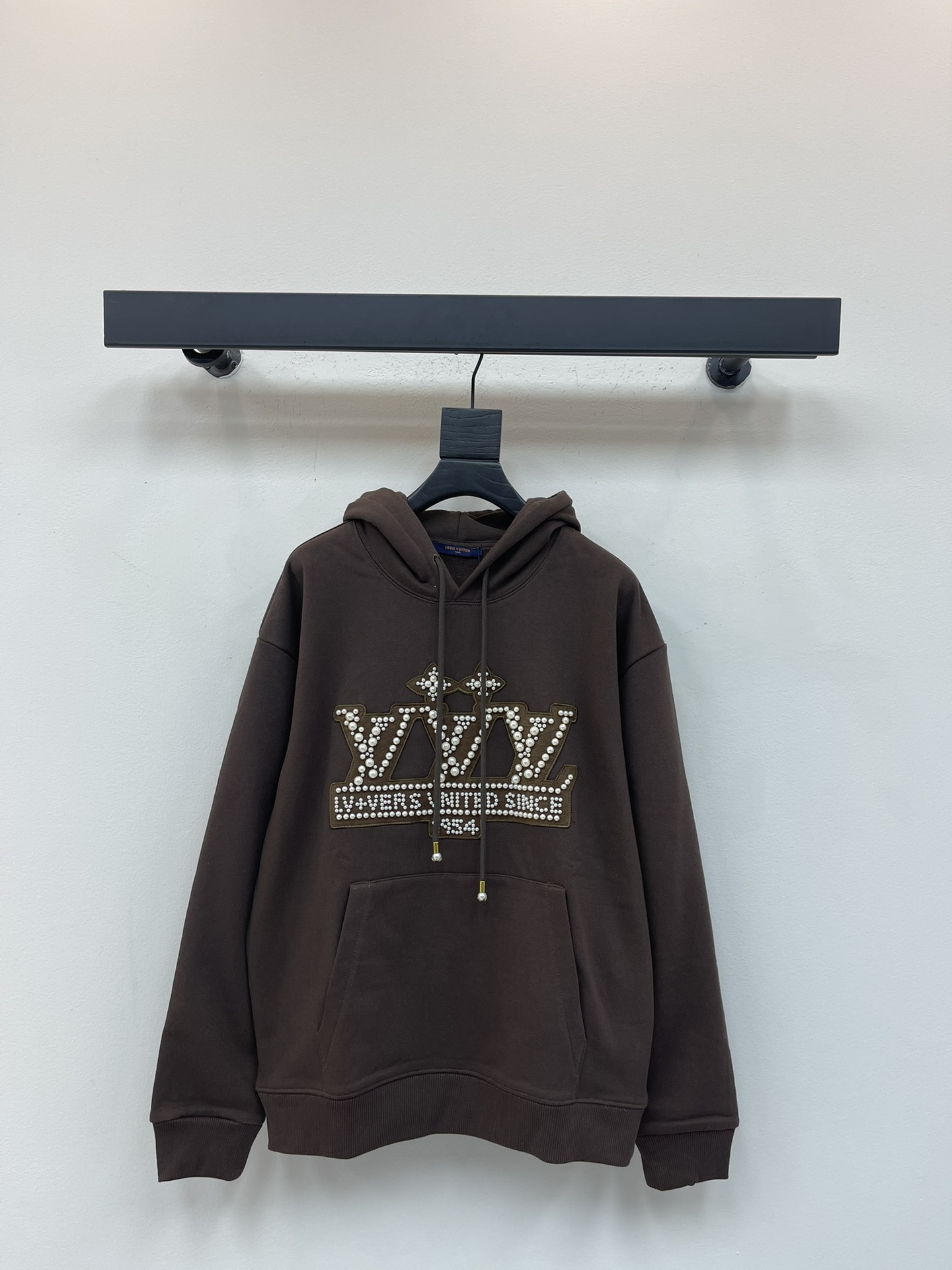 NO:503890,Louis Vuitto*25 new fun beaded letter hooded sweatshirt. Loose style. The high-weight pure cotton wool fabric has a good texture, softness and not easy to wrinkle, and moderate thickness. It is very suitable for spring and light autumn. The os style is relatively lazy and loose. The beaded embroidery craftsmanship uses beaded embroidery needle to depict vibrant letters to show the interesting fusion of traditional culture and brand elements. It declares the design concept that has been passed down for many years!  Its eye-catchingness is no less than any classic style, perfectly presenting the fashionable, high-end and luxurious feeling in front of you!  All-match style, same style for both men and women!  S-XL, louis vuitton, hoodie, sweatshirts, hats, alexander wang19860909Louis Vuitto*25新款趣味珠饰字母连帽卫衣.宽松版型 采用高克重纯棉毛圈面料质感很好,柔软不易起皱,薄厚度适中,非常适合春天和浅秋,os版型比较慵懒的松垮感.珠饰刺绣工艺,以珠饰刺绣针法描绘活力字母展现传统文化与品牌元素的妙趣融合.宣示品牌传承多年的设计理念！其吸睛度完全不亚于任何经典款式,将时髦高级感与奢华感完美呈现眼前！百搭款,男女同款！S-XL,,louis vuitton,hoodie,sweatshirts,hats,alexander wang,Women's clothing