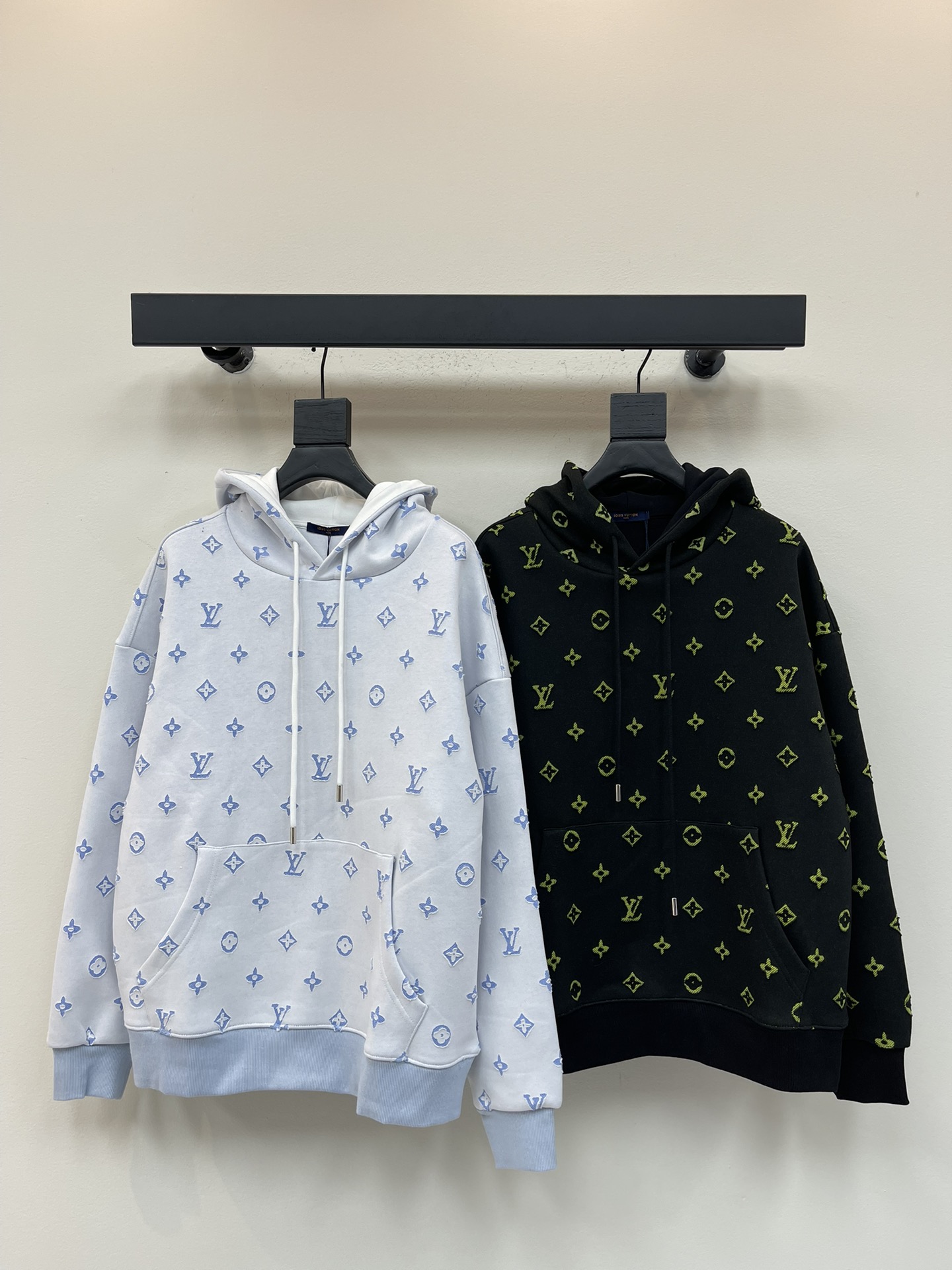 NO:503902,Louis Vuitto*25 new hooded sweatshirt with full-body burnt logo. Custom loose style. The fabric is made of Gaoke pure cotton terry, soft and not easy to wrinkle, and has a moderate thickness. It is very suitable for spring and light autumn. The OS version is relatively lazy and loose. The craftsmanship of the flower burnt logo, simple items, hooded design decorative kangaroo bag, and the letter embroidery of thousands of needles on the chest. It is simple and unique charm.  The straight-tailed style is more suitable for matching with various trendy and fashionable styles. The same style for men and women!  S-XL, louis vuitton, hoodie, sweatshirts, hats, alexander wang19860909Louis Vuitto*25新款满身烧花logo标识连帽卫衣.定制宽松版型 采用高克纯棉毛圈面料质感很好,柔软不易起皱,薄厚度适中,非常适合春天和浅秋,os版型比较慵懒的松垮感.满身烧花logo工艺,简约单品,连帽设计装饰袋鼠袋,胸前万针标识字母刺绣.简洁而富有独特魅力．直裁版型更为适合搭配各种潮流时尚造型.男女同款！S-XL,,louis vuitton,hoodie,sweatshirts,hats,alexander wang,Women's clothing