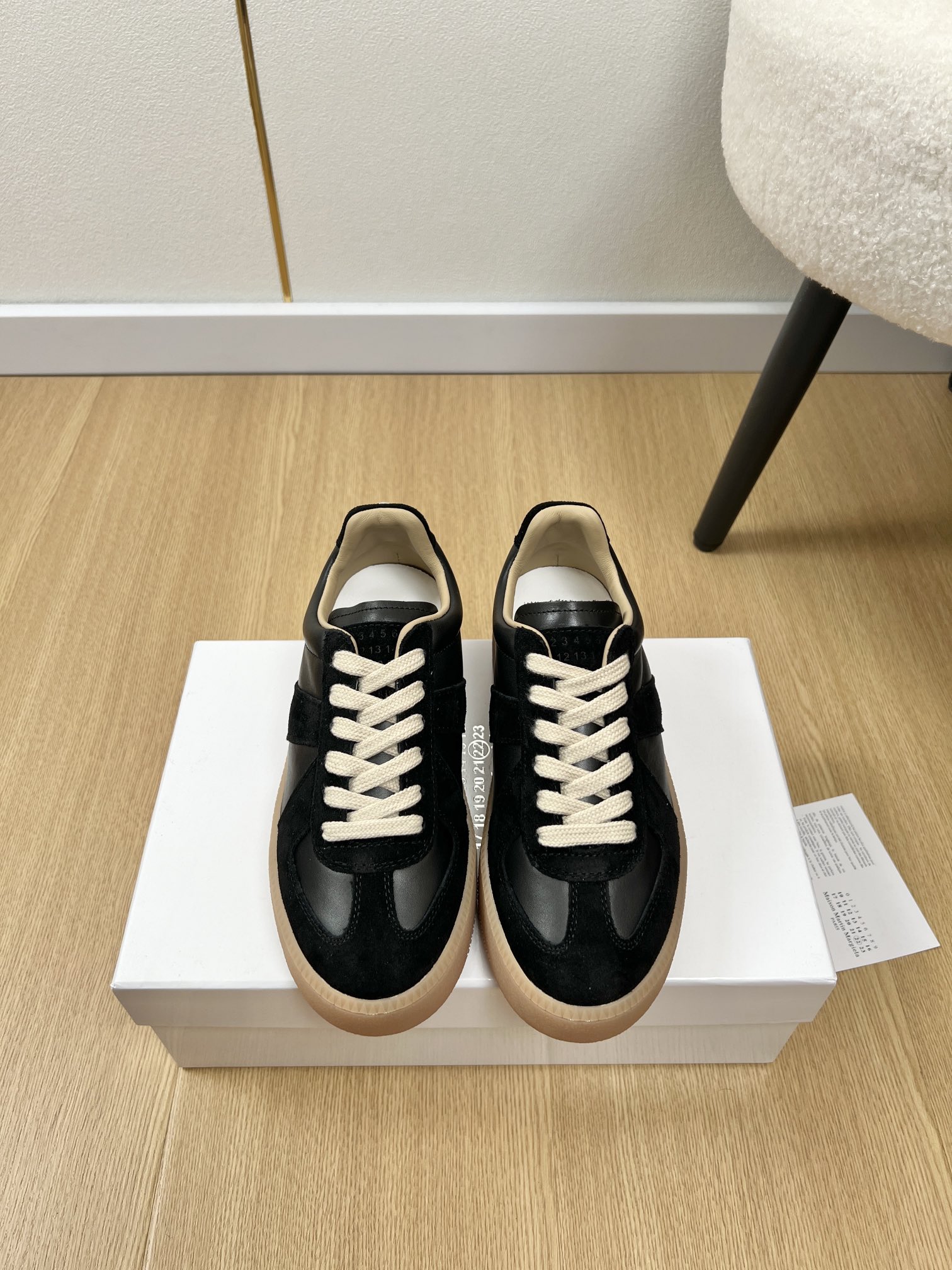 NO:490464,High-version Maison Margiela *Magiela | mm6 autumn and winter new products, the latest hot-soled German training sneakers series in the counter~ Classic Forrest Gump retro casual sneakers, classic and outdated styles for all seasons!  Casual and casual, with a variety of materials that are spliced ​​in contrasting colors, and the sense of fashion is doubled. The shoelaces and soles echo each other, making them look good and versatile in daily life!  Just dress up for you very high-end!  It can be easily controlled with all styles!  Upper Original custom cowhide + cow back velvet Inner Original silk sheepskin footbed Original silk sheepskin Outsole Original open mold beef tendon rubber sole Sole thickness 4.5cm Size 34-40 (34.40 customization), casual shoes/sports shoes,masion margiela,masion margiela,sneakers,cowhide,sheepskin19860909高版本Maison Margiela *马吉拉 | mm6 秋冬新品 专柜最新爆款厚底德训运动鞋系列～ 经典阿甘复古休闲运动鞋 四季可穿搭经典不过时的款！休闲又随意,多种材质撞色的拼接,时髦感倍增,鞋带鞋底互相呼应,日常好看又百搭！随便穿搭就可以很高级！搭配各种风格都可轻松驾驭！ 鞋面 原版定制牛皮+牛反绒 内里 原版丝绸羊皮 垫脚 原版丝绸羊皮 大底 原版开模牛筋橡胶大底 底厚 4.5cm 码数 34-40（34.40定制）,休闲鞋/运动鞋,masion margiela,masion margiela,sneakers,cowhide,sheepskin,Women's Shoes