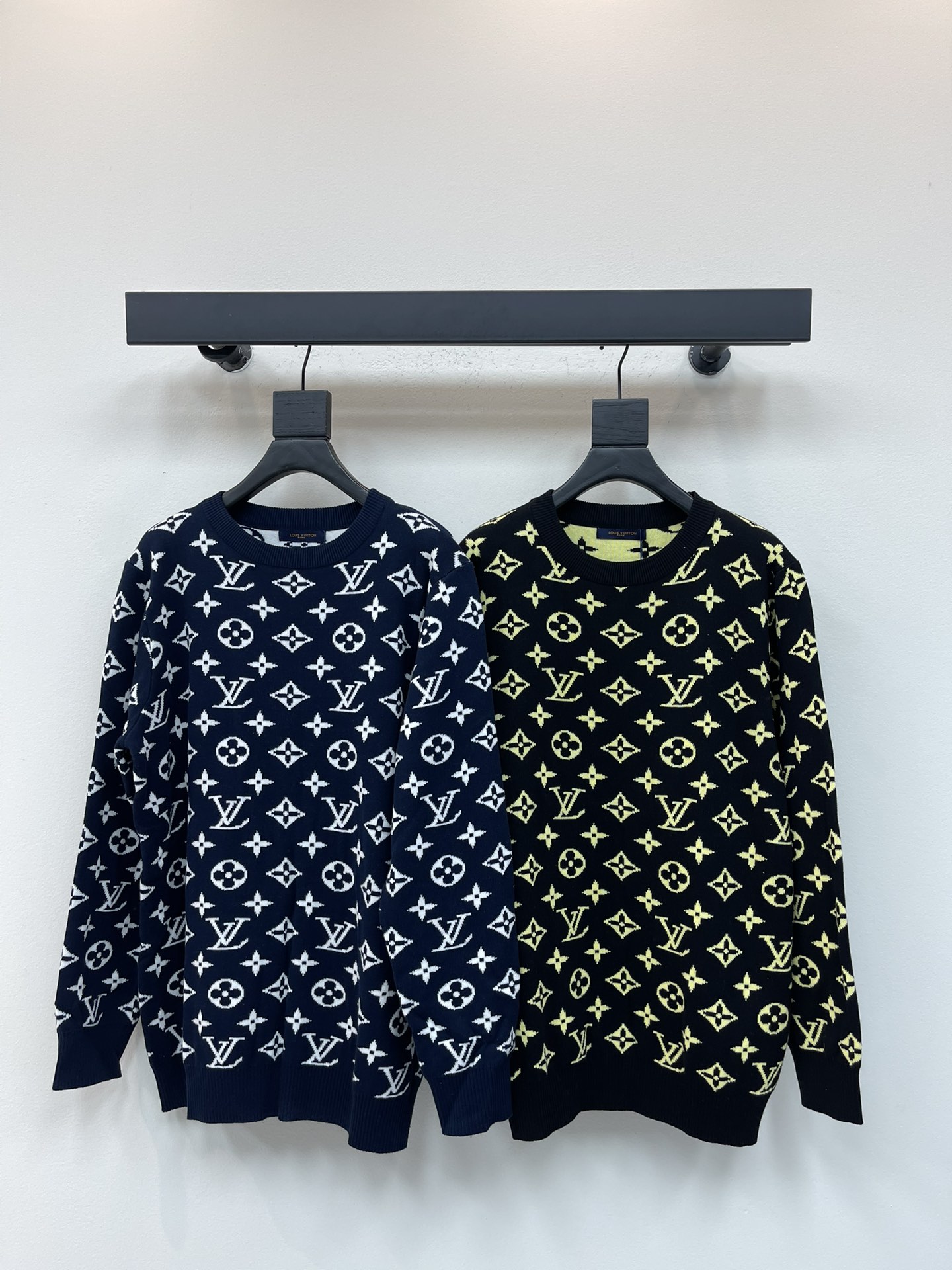 NO:503869,Louis Vuitto*25 new old-fashioned full-print double-sided jacquard embroidery logo round neck knit sweater!  Cotton-blend wool jersey fabric, pure cotton breathable, very refreshing and comfortable to wear during daily wear. The rib knit at the neckline is flat and tight, loose style, the overall upper body is extremely simple and neat, and it is super versatile everyday!  Just match one casually and you will look youthful, and you will be crazy about your outfits and you will never make any mistakes!  The same style for men and women!  S-XL, louis vuitton,sweaters,alexander wang19860909Louis Vuitto*25新款老花满印双面提花刺绣logo圆领针织毛衣！棉质混纺毛圈平纹针织面料,纯棉透气,日常穿着非常清爽穿感舒适,领口的罗纹针织平整紧密,宽松版型,上身整体极简利落,超级日常百搭！随随便便搭配一条就是青春的样子,一件就能为你的穿搭疯狂,绝不会出错的时髦单品！男女同款！S-XL,,louis vuitton,sweaters,alexander wang,Women's clothing