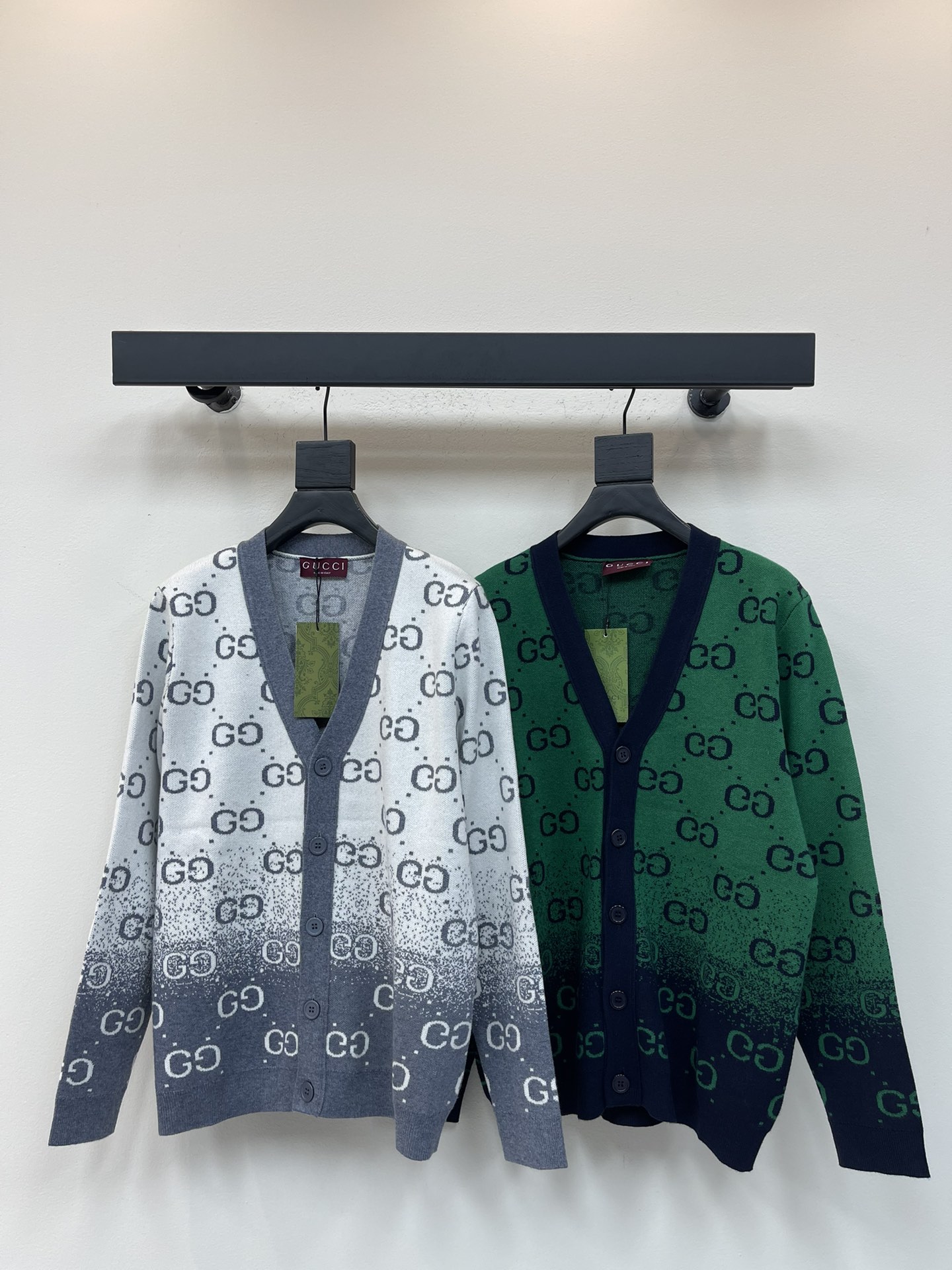 NO:503866,Gucc*25 early autumn new classic jacquard gradient sweater knitted cardigan, classic double G full print, the color transition of navy blue and green is superb. The cardigan design is fashionable and versatile, and it has a sense of high quality when hung. The finishing touch of the outfit is the same as men and women. S-XL, gucci, sweaters, alexander wang19860909Gucc*25早秋新款经典提花渐变毛衣针织开衫,经典双G满印,藏青与绿的色彩过渡超绝,开衫设计时髦又百搭,挂着就自带高级感,穿搭里的点睛之笔 男女同款.S-XL,,gucci,sweaters,alexander wang,Women's clothing