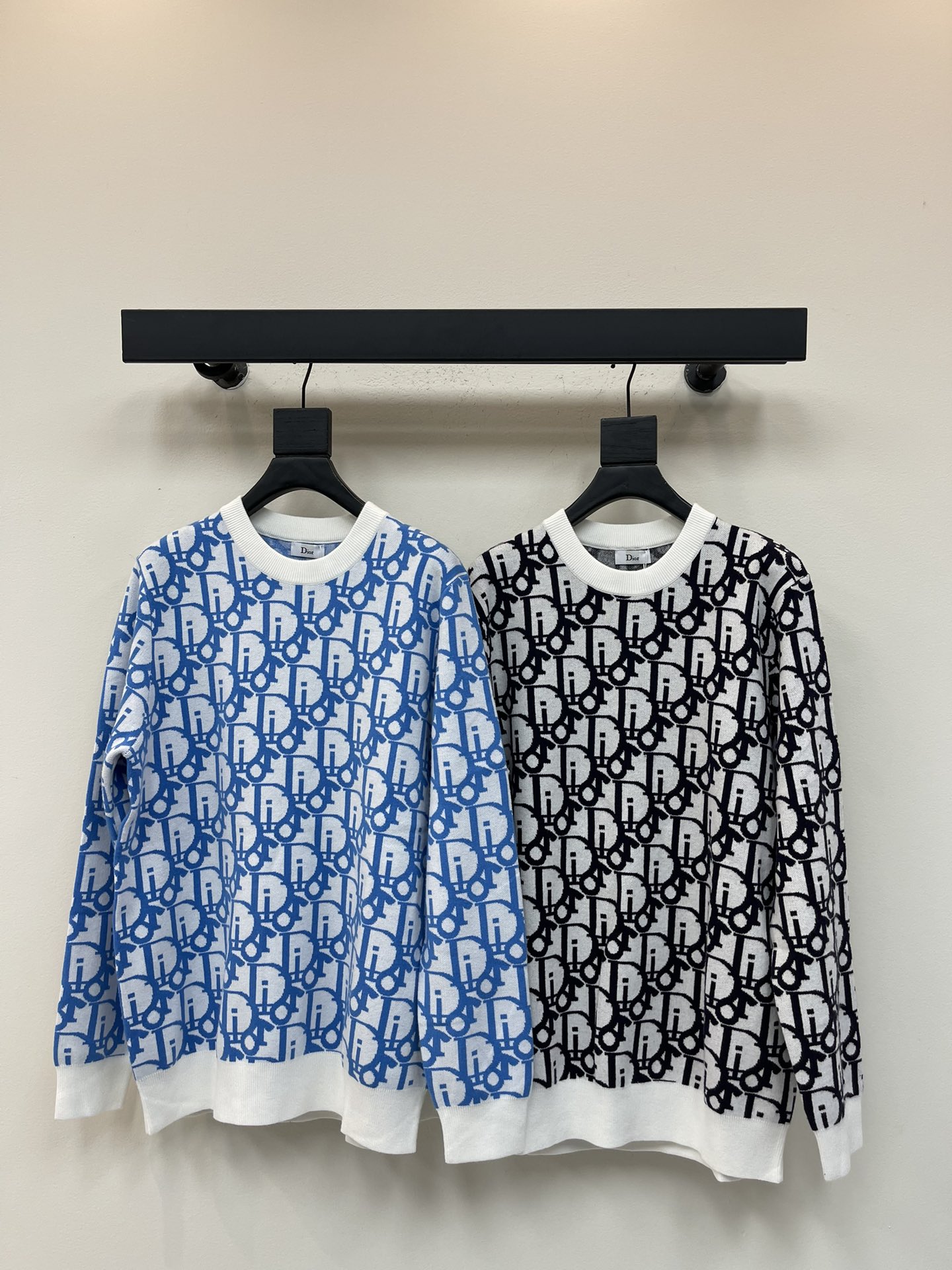 NO:503275,Dior SS new knitted sweater reinterprets the classic Oblique print. It is carefully crafted from wool jacquard fabric, paired with a ribbed round neck and bottom to create a casual silhouette, which can add a striking embellishment to various shapes. Size S-XL, dior, sweaters, alexander wang19860909Dior SS新款针织毛衣,重新诠释经典的 Oblique 印花.采用绵羊毛提花面料精心制作,搭配罗纹圆领、底边打造休闲廓形、可为各式造型增添醒目点缀.尺码S-XL,,dior,sweaters,alexander wang,Women's clothing