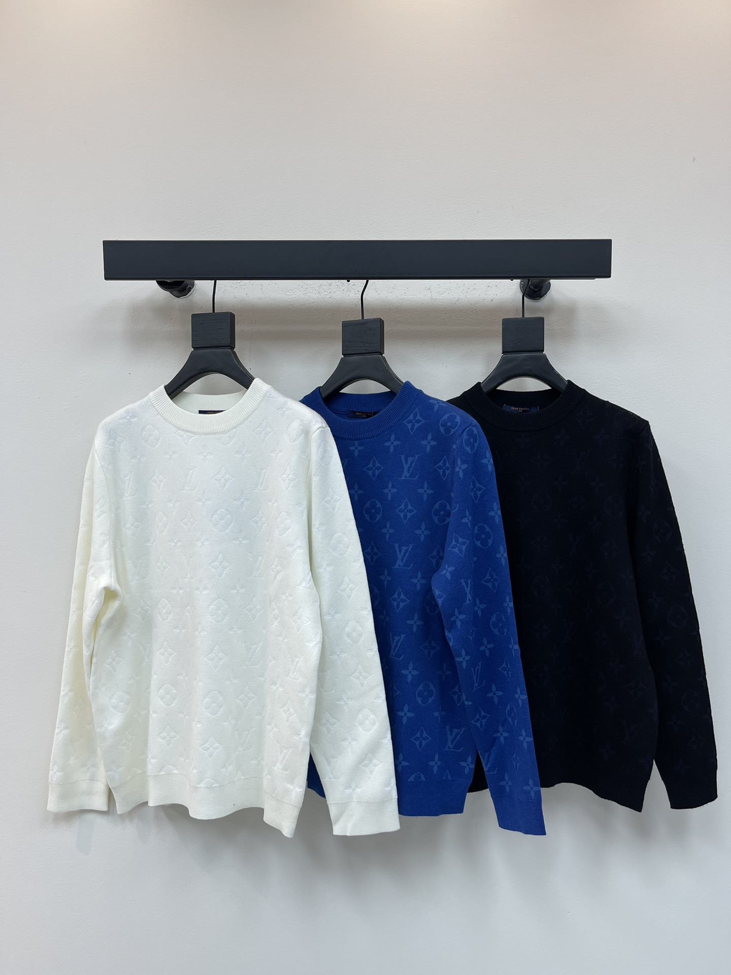 NO:503872,Louis Vuitto*25 new style of old-fashioned full-print logo round neck knitted sweater!  Cotton-blend wool jersey fabric, pure cotton breathable, very refreshing and comfortable to wear during daily wear. The rib knit at the neckline is flat and tight, loose style, the overall upper body is extremely simple and neat, and it is super versatile everyday!  Just match one casually and you will look youthful, and you will be crazy about your outfits and you will never make any mistakes!  The same style for men and women!  S-XL, louis vuitton,sweaters,alexander wang19860909Louis Vuitto*25新款老花满印logo圆领针织毛衣！棉质混纺毛圈平纹针织面料,纯棉透气,日常穿着非常清爽穿感舒适,领口的罗纹针织平整紧密,宽松版型,上身整体极简利落,超级日常百搭！随随便便搭配一条就是青春的样子,一件就能为你的穿搭疯狂,绝不会出错的时髦单品！男女同款！S-XL,,louis vuitton,sweaters,alexander wang,Women's clothing