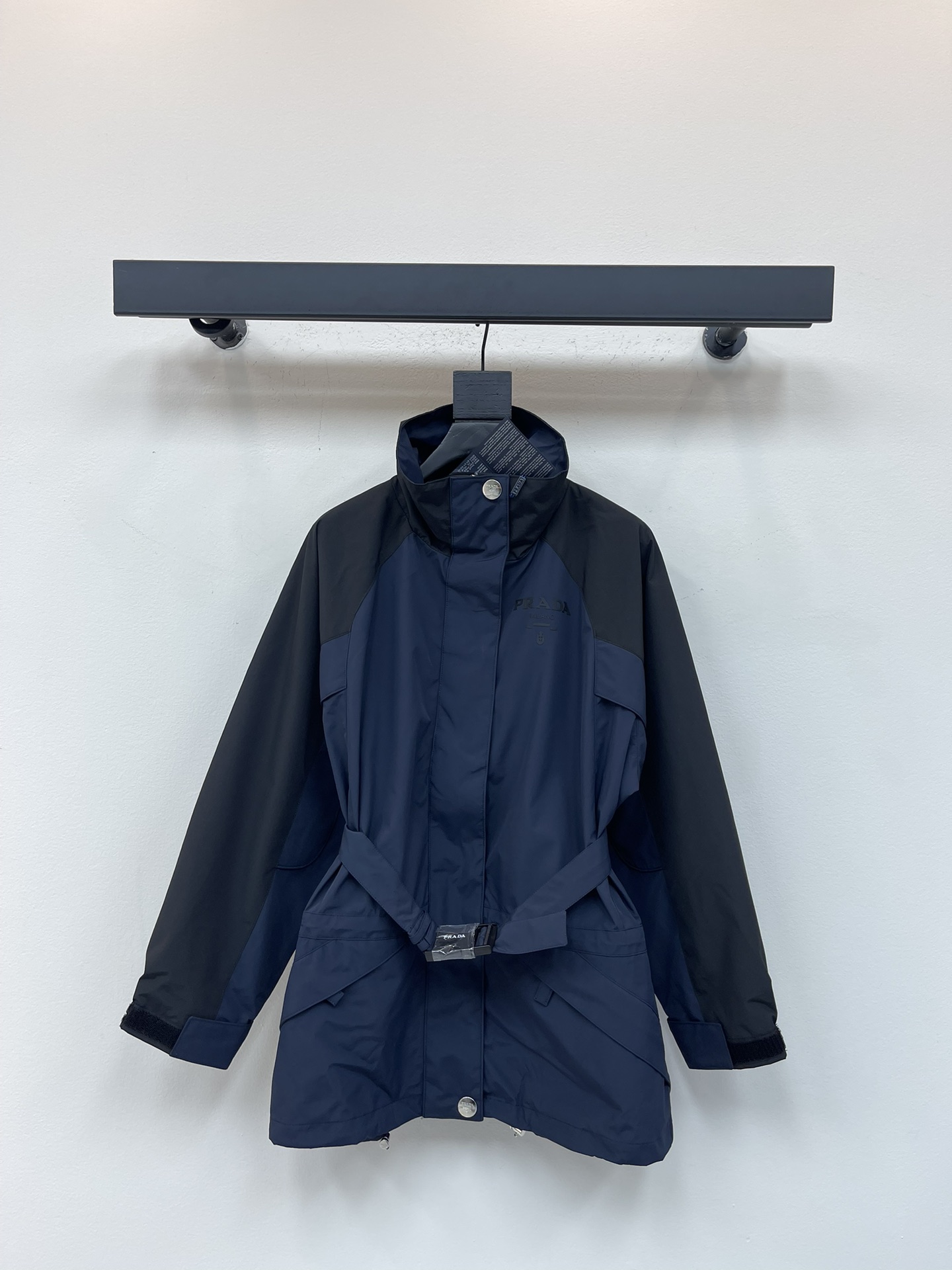 NO:506688,Prad* 25 early autumn new functional wind buckle belt waist color-blocked color-blocked nylon windbreaker jacket sweet and cool half-high collar zipper jacket style, a whole piece with many details, three-dimensional chest positioning logo decoration is handsome and fashionable and high-end, loose medium-length style, built-in drawstring on the waist can be adjusted at will, yb open mold functional buckle belt waist, huge slim upper body, very beautiful in shape, easy to make it look taller, slim and stretch the body proportion, the upper body is cool and casual, suitable for daily travel and leisure exercise ~ High quality highly recommended to buy!  SML, prada, jackets & coats,alexander wang19860909Prad* 25早秋新款机能风插扣腰带收腰拼色尼龙风衣外套 甜酷半高领拉链冲锋衣版型,一整件超多的细节,胸口定位立体logo装饰帅气时髦又高级,宽松中长版型,腰身内置抽绳可以随意调节,yb开模机能扣腰带束腰,上身巨显瘦廓形非常美,轻松显高显瘦拉伸身体比例,上身又酷又率性,日常出行休闲运动都合适~高品质强烈推荐入手！SML,,prada,jackets & coats,alexander wang,Women's clothing