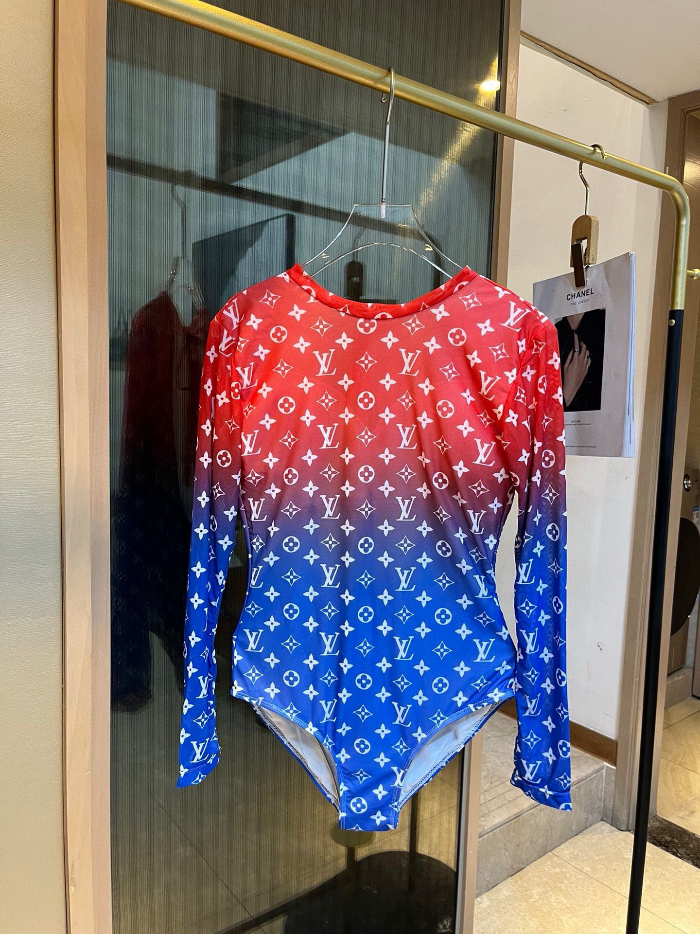 NO:377735,Lv gradient long-sleeved one-piece sun protection swimsuit, waist slimming and legs longer!  Very nice You can usually wear jeans and shorts as a onesie!  sml swimsuit swimsuits, swimsuits, swimsuits, bikini, louis vuitton, shorts, jeans, swimsuits, bikinis19860909Lv渐变长袖连体防晒泳衣,收腰显瘦显腿长！超nice 平时可以配牛仔裤、短裤当连体衣穿！sml泳衣泳裤比基尼,泳衣，泳裤，比基尼,louis vuitton,shorts,jeans,swimsuits,bikinis,accessory