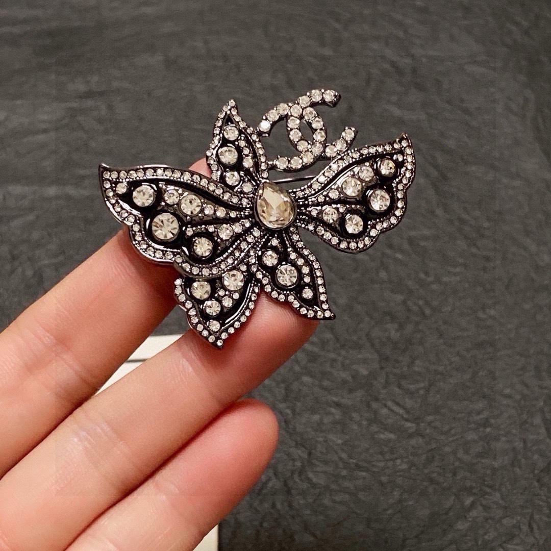NO:383243,CHANEL Xiaoxiang The new style of the counter is synchronized with a new black butterfly diamond Chanel brooch, which is the most familiar with women. Women who devote all their efforts to be themselves often cherish the meaning of the brooch more. Ms. Chanel pinned the brooch on the hat and told those fashionable ladies who imitated her [the brooch is very practical, it can be pinned on the suit collar, pocket, hat, belt or evening dress, jewelry boutique, chanel, chanel, business suit, brooch, breastpin, hats19860909CHANEL小香 专柜新款同步上新黑色蝴蝶带钻香奈儿胸针,是最懂女人的饰物.那些倾注了全部心血去做自己的女人,往往更珍惜胸针的意义.香奈儿女士把胸针别在帽子上,并告诉那些模仿她的时髦女士们[胸针可是非常实用,它可以别在西装领上、口袋上、帽子上、腰带上或者是晚礼服上,饰品精品,chanel,chanel,business suit,brooch，breastpin,hats,Jewelry