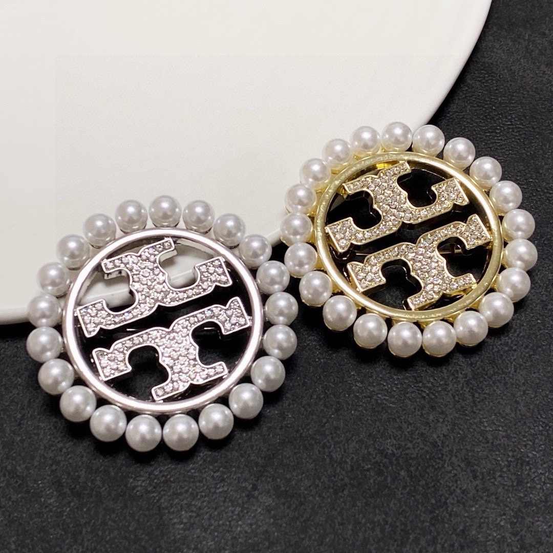 NO:383229,Tang Libaiqi Tory Burch+ TB is the ornament that understands women the most. Those women who devote all their efforts to be themselves often cherish the meaning of brooch more!  The lady pins the brooch on the hat and tells the fashionable ladies who imitate her brooch is very practical, it can be pinned on the suit collar, pocket, hat, belt or evening gown, jewelry boutique, burberry, business suit, brooch, breastpin, hats19860909汤丽柏琦 Tory Burch+ TB是最懂女人的饰物.那些倾注了全部心血去做自己的女人,往往更珍惜胸针的意义！女士把胸针别在帽子上,并告诉那些模仿她的时髦女士们胸针可是非常实用,它可以别在西装领上、口袋上、帽子上、腰带上或者是晚礼服上,饰品精品,burberry,business suit,brooch，breastpin,hats,Jewelry