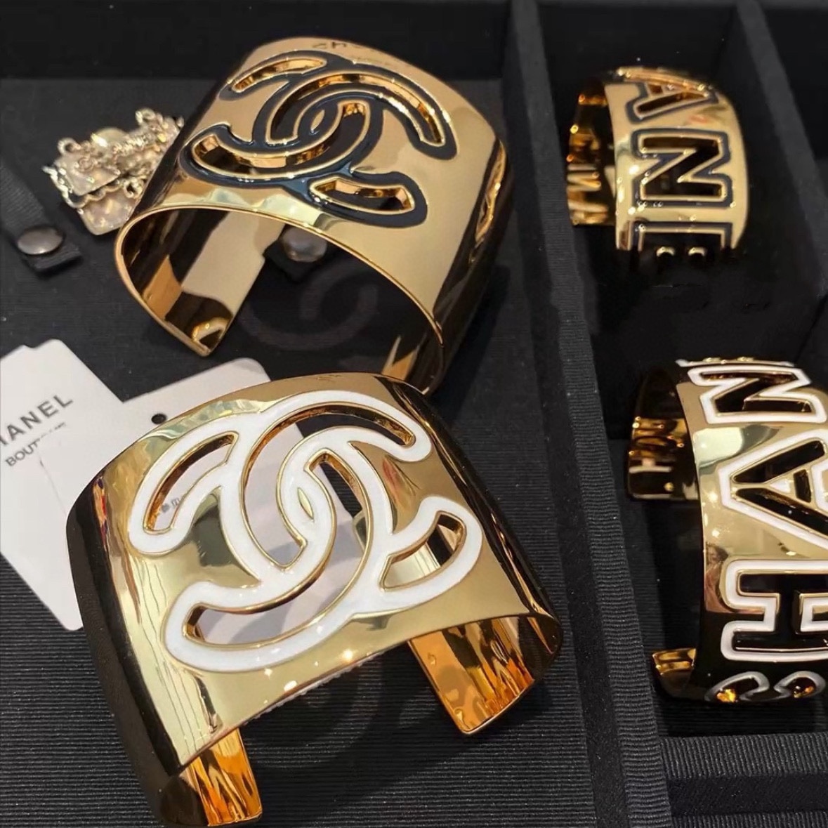 NO:383244,New CHANEL Chanel good quality wide version bracelet with logo black and white open bracelet bracelet jewelry New thick bracelet High-quality custom exquisite small items must be worn all year round to improve clothing quality enhancement quality Elegant temperament Fashionable collection style daily commuting exquisite, jewelry quality, chanel, chanel, bracelet19860909新款CHANEL 香奈儿好品质宽版手镯带logo黑白色开口手镯bracelet jewelry 新款厚实手镯 高级定制精致小物件必备 一年四季都可配戴细节中提升衣品 提升质感 优雅气质时髦精收藏款日常通勤精致,饰品精品,chanel,chanel,bracelet,Jewelry