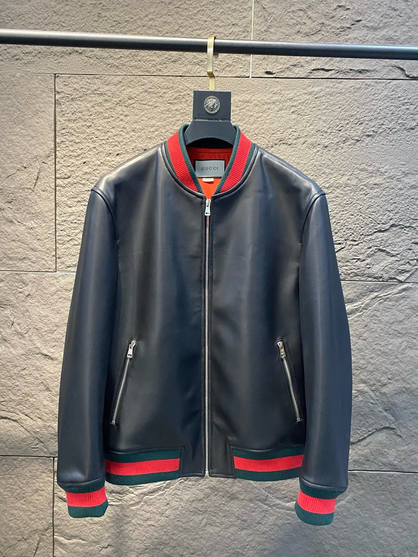 Chaqueta de béisbol clásica de Gucci. Tejido: piel de oveja seleccionada, canalé de punto personalizado. Tallas: 48-56