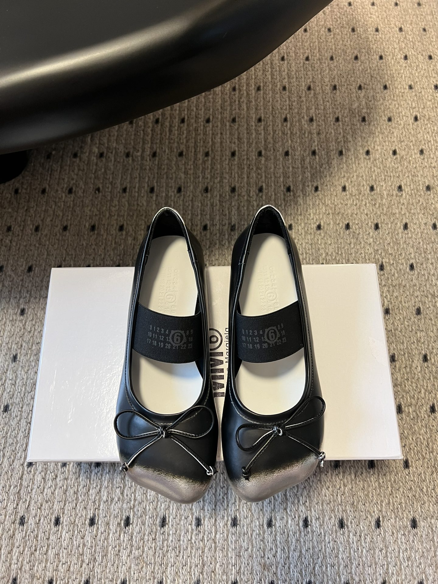 NO:489041,Top version Maison Margiela* 25AW Apple-toe strap ballet shoes Some styles are rounded apple-toe shapes, which look playful and cute; there are also ordinary square-toe designs, simple and elegant. They are designed with thin straps and tied into bows at the toe, adding a sweet and elegant temperament; the upper is mostly leather with good texture, with classic colors such as burgundy and black. Some black styles have gold decorations on the toe, which make them more exquisite. They can be matched with floral dresses to create a fresh and sweet pastoral style; they can be matched with black small dresses to create an elegant and retro French style; they can be matched with pleated short skirts to highlight the youthful and lively girlish feeling, suitable for campus or casual gatherings. Cowhide upper, cowhide inner, leather, large sole  Size35-40 (40 custom made without return), ballet shoes, skirts, cowhide, Leather soles19860909顶级版本 Maison Margiela* 25AW 苹果头绑带芭蕾鞋 部分款式是圆润的苹果头造型,显得俏皮可爱 ；也有普通的方头设计,简约大方.采用细带设计并在鞋头处系成蝴蝶结,增添了甜美、优雅的气质；鞋面多为皮质,质感较好,有酒红色、黑色等经典颜色,部分黑色款在鞋头还有金色的装饰,更显精致. 可与碎花连衣裙搭配,能营造出清新甜美的田园风；搭配黑色小礼裙,则可以打造出优雅复古的法式风情；搭配百褶短裙,凸显青春活泼的少女感,适合校园或休闲聚会场合.  鞋面牛皮 内里牛皮 大底真皮大底 Size35-40（40定制不退换）,芭蕾舞鞋,skirts,cowhide,Leather soles,Women's Shoes