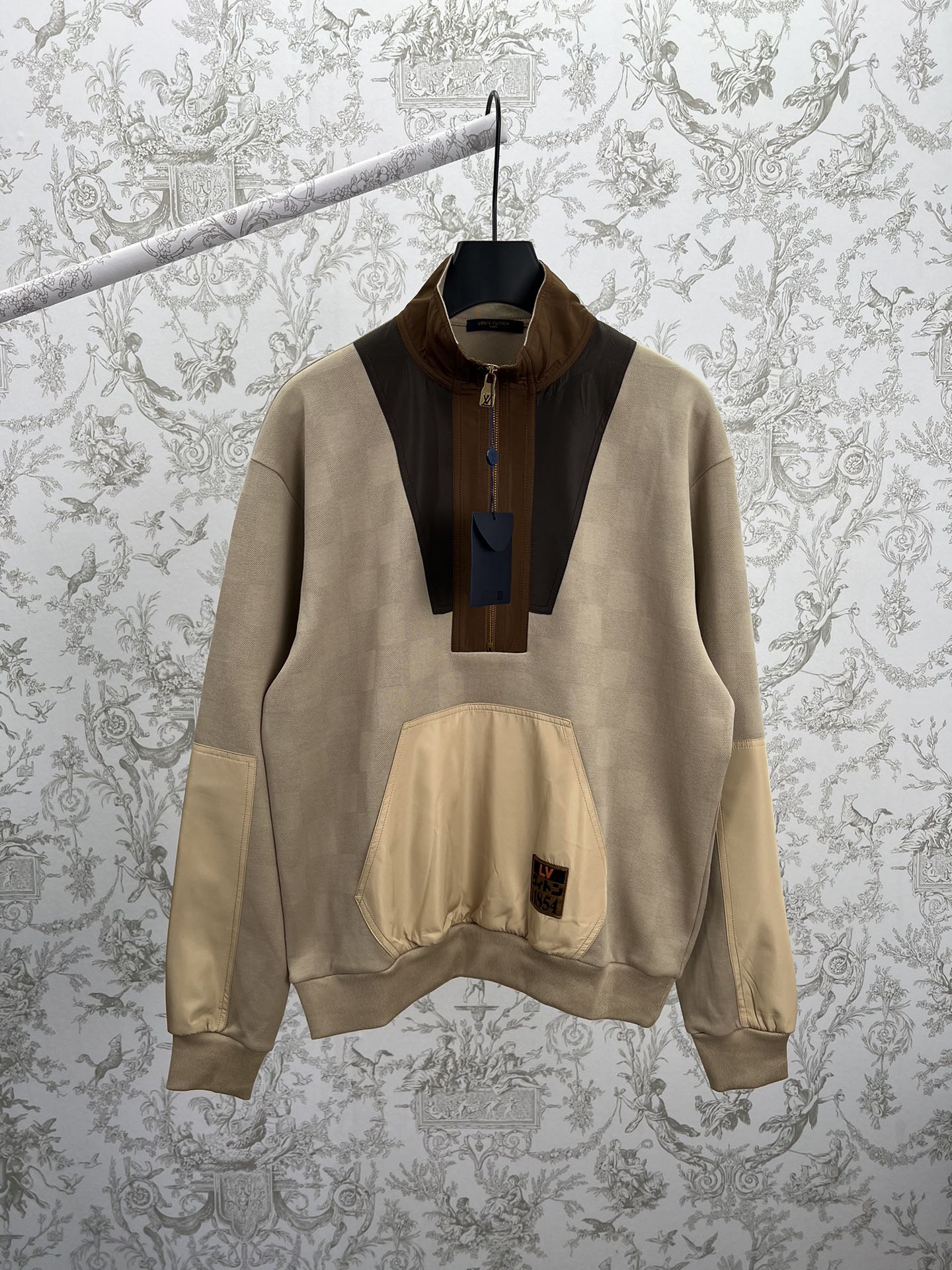 NO:523945,Donkey 25ss new DAMIER semi-zipper work pullover This half-zipper pullover is a Damier bead-floor cotton blended body splicing contrasting color inlay, and the dynamic atmosphere is self-evident. Kangaroo pocket embroidery LV Japan label, greeting this season's collaboration with Japanese designer Nigo. It is suitable for matching with the same shorts. S.M.L.XL.,,louis vuitton,louis vuitton,louis vuitton,shorts,alexander wang19860909驴家25ss新款DAMIER 半拉链工装套头衫 本款半拉链套头衫为 Damier 珠地棉混纺衣身拼接撞色嵌饰,动感气息不言而喻.袋鼠口袋刺绣 LV Japan 标签,致意本季与日本设计师 Nigo 的联袂合作.与同款短裤搭配相宜. 码数S.M.L.XL.,,louis vuitton,louis vuitton,louis vuitton,shorts,alexander wang,Men's clothing