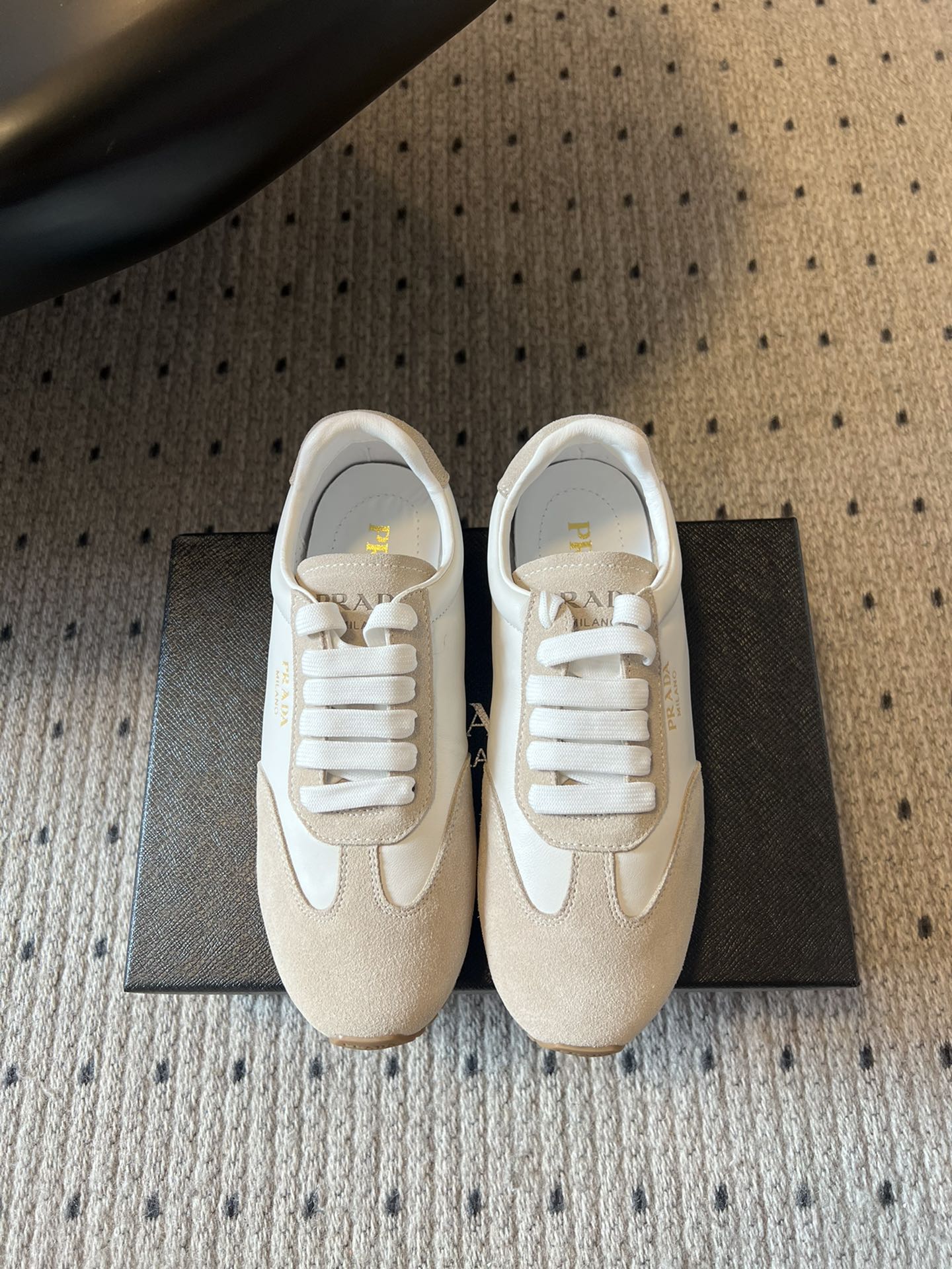 NO:490560,Top quality PRAD* 25ss Prada retro education white shoes. The shoe shape is simple and smooth, and it adopts a lace-up design to facilitate adjustment of elasticity to fit the feet. Different color combinations are harmonious, such as light brown and white, dark brown and white, burgundy and white, etc., which not only retains the simplicity, but also adds visual highlights through color collision. The upper material looks good in texture, highlighting the brand's exquisiteness and fashion. In terms of matching, light-colored styles can be matched with light blue jeans and white T-shirts to create a fresh and casual daily style; dark-colored styles can be combined with black overalls and simple sweatshirts to create a cool and casual atmosphere. Whether it is daily travel, shopping or gathering with friends, it can show a comfortable and fashionable effect through different combinations. Upper ox fleece, inner sheepskin, outsole TPU sole Size35-41 (40  41 Customized No Returns and Exchanges), Casual Shoes/Sports Shoes, Prada, Prada, Sneakers, Hoodie, Sweatshirts, Jeans, Tees, T-shirt, Sheepskin19860909顶级品质 PRAD* 25ss普拉达复古德训小白鞋 鞋型简约流畅,采用系带设计,方便调节松紧以贴合脚部.不同配色组合和谐,像浅棕与白色、深棕与白色、酒红与白色等搭配,既保留了简约感,又通过色彩碰撞增添了视觉亮点,鞋面材质看起来质感良好,彰显品牌的精致与时尚. 搭配方面,浅色系的款式可与浅蓝牛仔裤、白色T恤搭配,打造清新休闲的日常风格；深色系的则能和黑色工装裤、简约卫衣组合,营造酷帅随性的氛围,无论是日常出行、逛街还是和朋友聚会,都能通过不同搭配展现出舒适又时尚的效果. 鞋面牛反绒 内里羊皮 大底TPU大底 Size35-41（40 41定制不退换）,休闲鞋/运动鞋,prada,prada,sneakers,hoodie,sweatshirts,jeans,tees，t-shirt,sheepskin,Women's Shoes