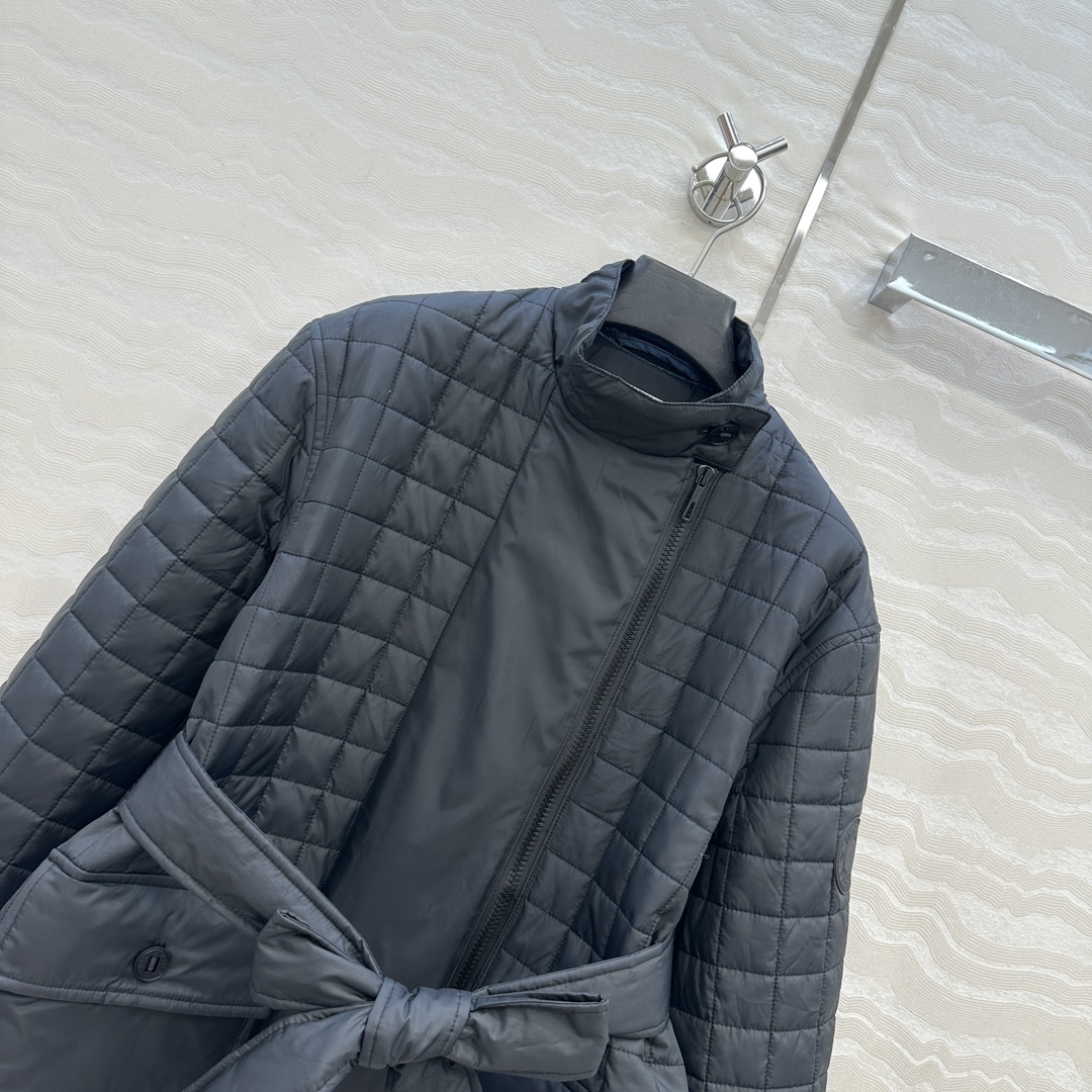 独家首发❤️原单品质，H菱形绗缝夹棉外套，系腰带设计中长款棉服。立体侧双开拉链设计，进口机压线格工艺，原