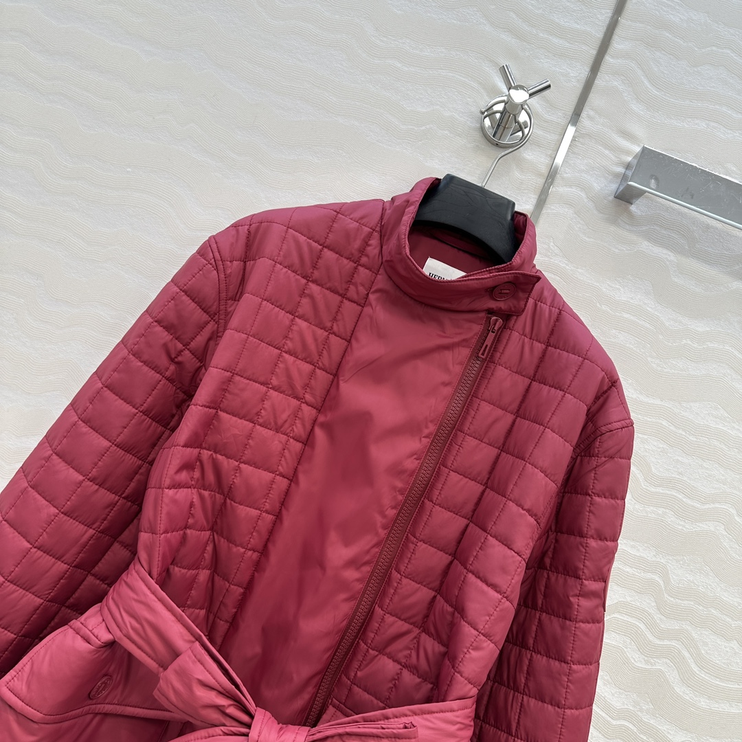 独家首发❤️原单品质，H菱形绗缝夹棉外套，系腰带设计中长款棉服。立体侧双开拉链设计，进口机压线格工艺，原