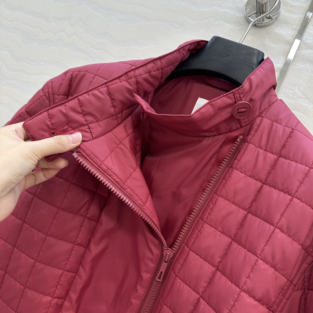 独家首发❤️原单品质，H菱形绗缝夹棉外套，系腰带设计中长款棉服。立体侧双开拉链设计，进口机压线格工艺，原