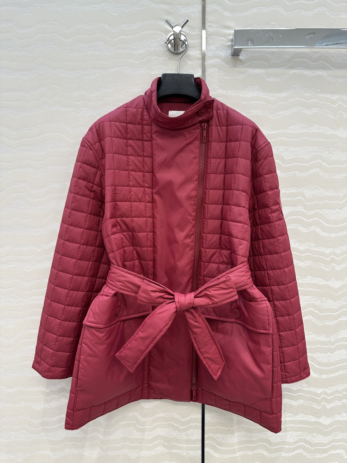 独家首发❤️原单品质，H菱形绗缝夹棉外套，系腰带设计中长款棉服。立体侧双开拉链设计，进口机压线格工艺，原