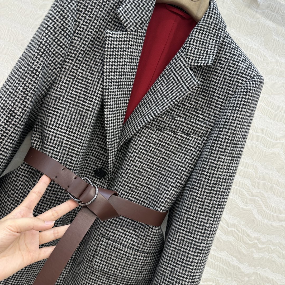 独家首发，高端原单品质❤️Bc行走的高定，长期主义老钱风穿搭，独家定制面料羊毛西装外套。配送真皮腰带，潇