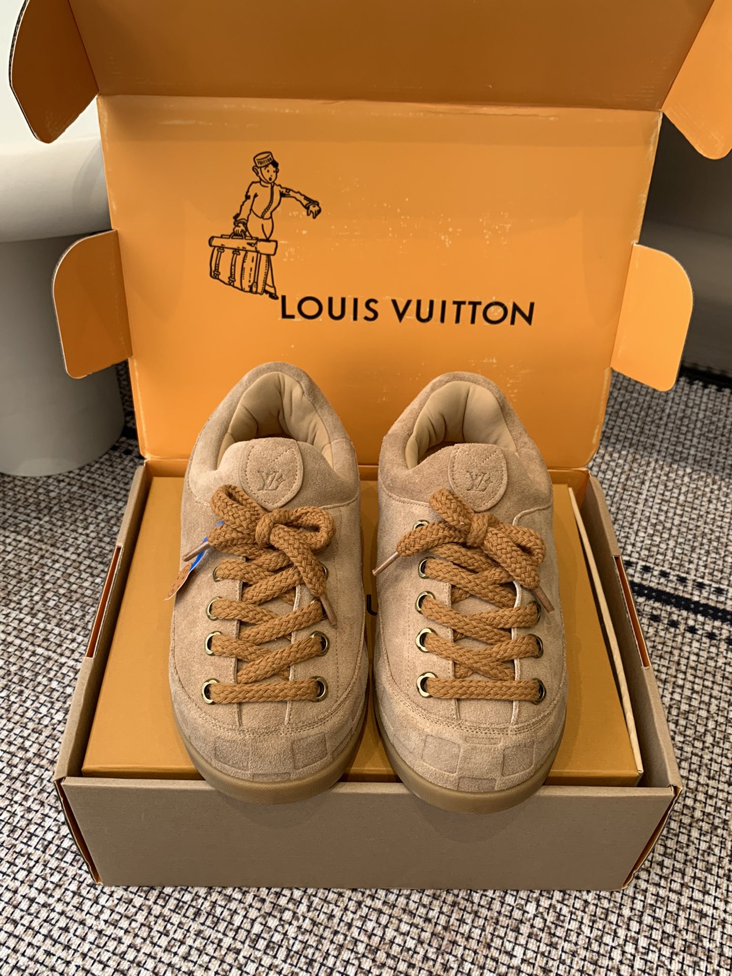 NO:511621,Top version Louis Vuotton 2025 autumn and winter fat sneakers Lv YETI chubby and dumb, ugly and super cute, bear's paw soles are also very cute, based on suede leather, partially imprinted Nigo's reinterpretation of LV Damier patterns, cleverly echoing the Chinese tradition of taking off shoes, aesthetics incorporate Chinese street genes, palm print rubber outsole hidden LV letters and Monogram flowers, delicate craftsmanship made in Italy shows the brand's heritage in comfortable slippery shoes Size: 35-45, casual shoes/sports shoes, louis vuitton, louis vuitton, sneakers, cowhide19860909顶级版本 Louis Vuotton 2025秋冬胖丁运动鞋 Lv YETI 胖嘟嘟哒 样子丑荫超级可爱 熊掌鞋底也是很可爱 以绒面牛皮革为基底 局部压印Nigo重绎的LV Damier图案,巧妙呼应中国入室脱鞋传统 美学融入中国式街头基因 掌印橡胶外底暗藏LV字母与Monogram花卉 意大利制造的细腻工艺 在舒适便鞋型里尽显品牌底蕴 码数:35-45,休闲鞋/运动鞋,louis vuitton,louis vuitton,sneakers,cowhide,Women's Shoes