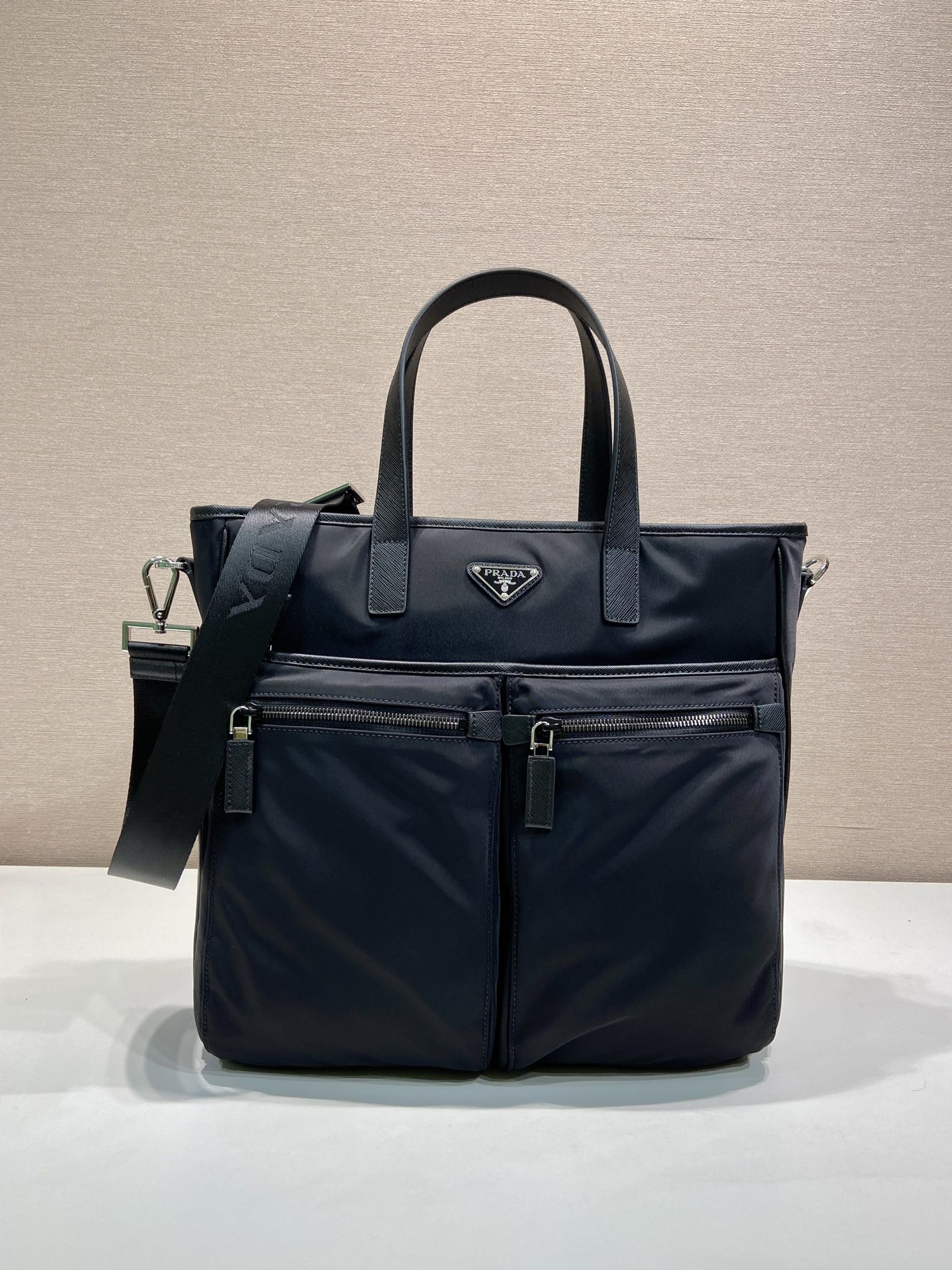 NO:719803,P's new men's bag, 2VG860 upgraded version. This tote bag is made of parachute fabric, top quality, top hardware, many compartments, a must-have for men, length 34x height 34.5cmX7cm, Prada [price based on quantity], prada, totes19860909P家新款男包,2VG860升级版 这款托特包采用进降落伞布料,顶级货,顶级五金,格层多多,男士们必备,长34x高34.5cmX7cm,,普拉达【跑量价】,prada,totes,Bag