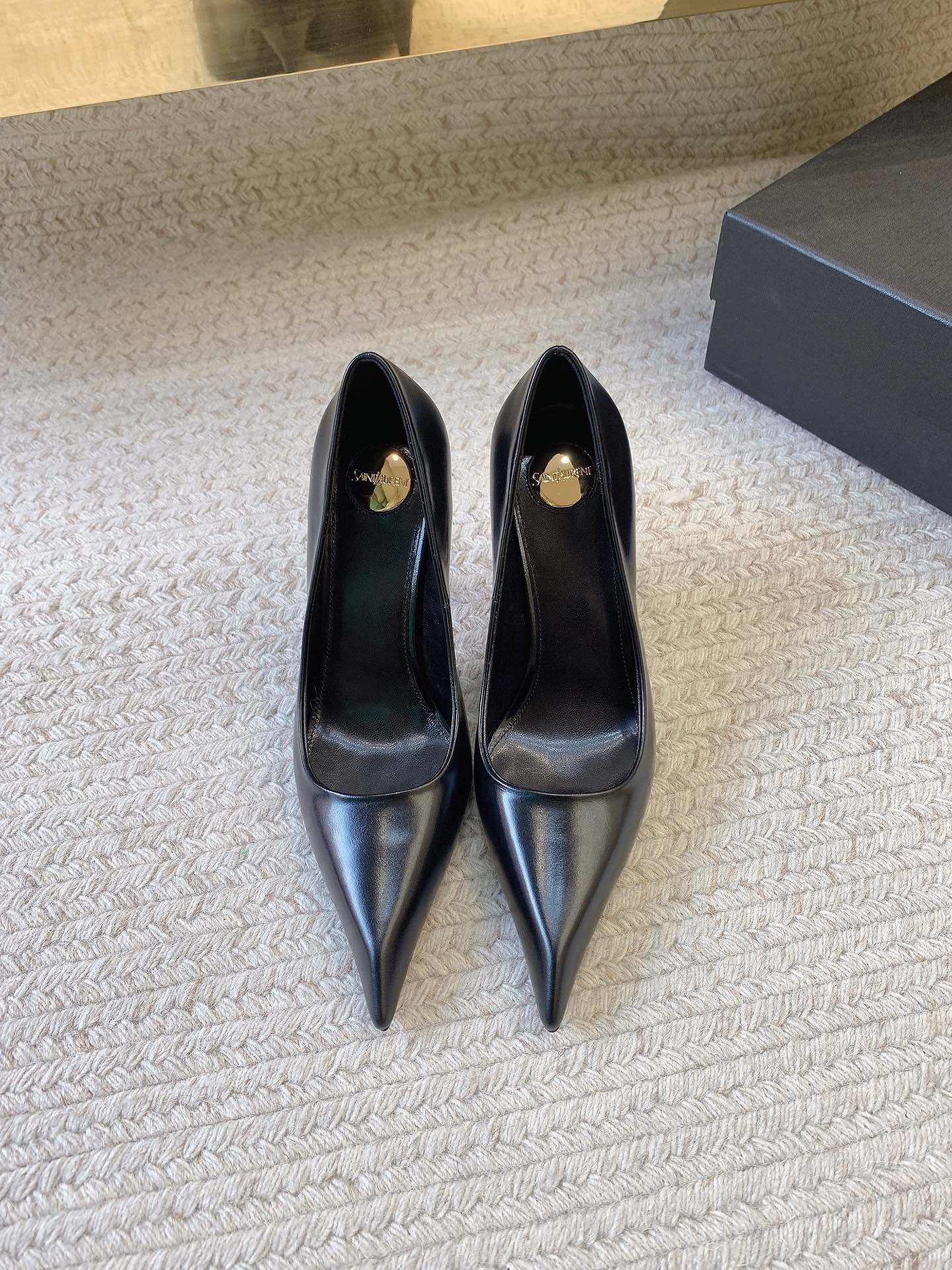 NO:928310,SAINLAUREN*SS25 new long pointed toe high heels, original last, top quality material, imported cowhide for upper, imported sheepskin lining for outsole, genuine leather outsole, size 35-39 (34.40.41 custom made, non-returnable, non-exchangeable), high heels, saint laurent, high heels, cowhide, sheepskin, Leather soles19860909SAINLAUREN*SS25新款长尖头高跟单 原版套楦 顶级品质 材质 鞋面进口牛皮 内里进口羊皮里 大底真皮大底 码数35-39（34.40.41定做不退不换）,高跟鞋,saint laurent,high heels,cowhide,sheepskin,Leather soles,Women's Shoes