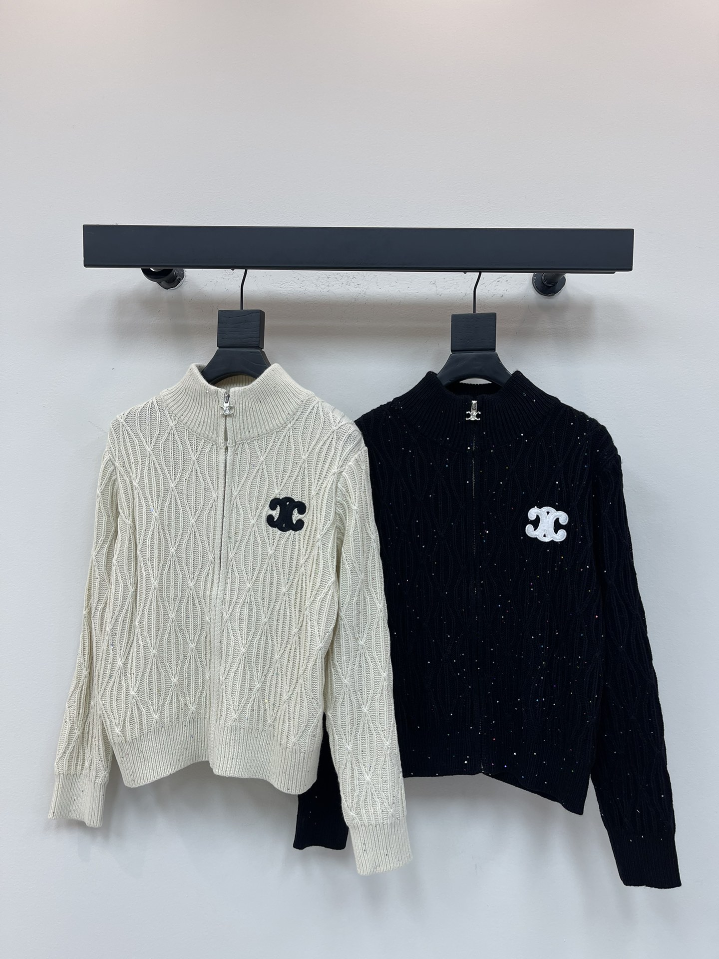 NO:502345,Celine's new Arc de Triomphe zipper with a milky fufu ce, a gentle feeling, it looks simple but has a very elegant body!  Classic is fashion, the upper body style is super good, and it comes with whitening function. It must be heavyweight when reducing age. The Arc de Triomphe jacquard logo pattern has rich visual effects, loose silhouette cuts the upper body with a sense of tolerance. It satisfies any scene and is practical and warm!  Complete three standards, two colors, size sml, celine, alexander wang19860909Celine秋冬新款凯旋门拉链,奶fufu的ce,穿上一整个温柔的感觉,看似简单上身却很气质！ 经典就是时尚,上身版型超好,自带美白功能的一款,减龄时尚必重磅.凯旋门提花徽标图案丰富视觉效果 宽松廓形剪裁上身包容感OK. 既满足任意场景又实穿保暖的时髦！三标齐全,两色出 尺码sml,,celine,alexander wang,Women's clothing