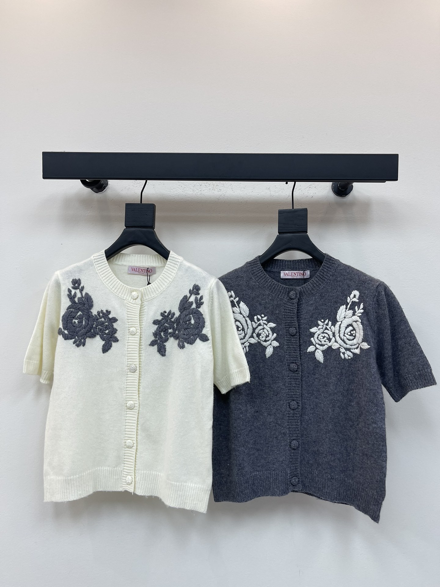 NO:505094,VALENTIN*25 early autumn new crochet knitted short-sleeved cardigan!  Customized wool yarn weaving, soft and comfortable, fashionable and slim. Round neck short-sleeved cardigan cut. The whole body is tightened with elastic threads. The neat and exquisite and elegant feeling is full. The symmetrical crochet flower decoration on the chest shows the brand's best atmosphere. The upper body adds a gentle Korean style atmosphere. The inner layer is perfect for autumn and winter!  SML, valentino, T-shirt, alexander wang19860909VALENTIN*25早秋新款钩花针织短袖开衫！定制羊毛纱线织造 柔软舒适 洋气显瘦 圆领短袖开衫剪裁 通体包边饰以弹力螺纹贴合收紧 利落精致优雅感拉满 胸前对称钩花花朵装饰 展现品牌最拿手的氛围穿搭 上身增添韩式温柔文艺气息 秋冬内搭叠穿都完美！SML,,valentino,T-shirt,alexander wang,Women's clothing