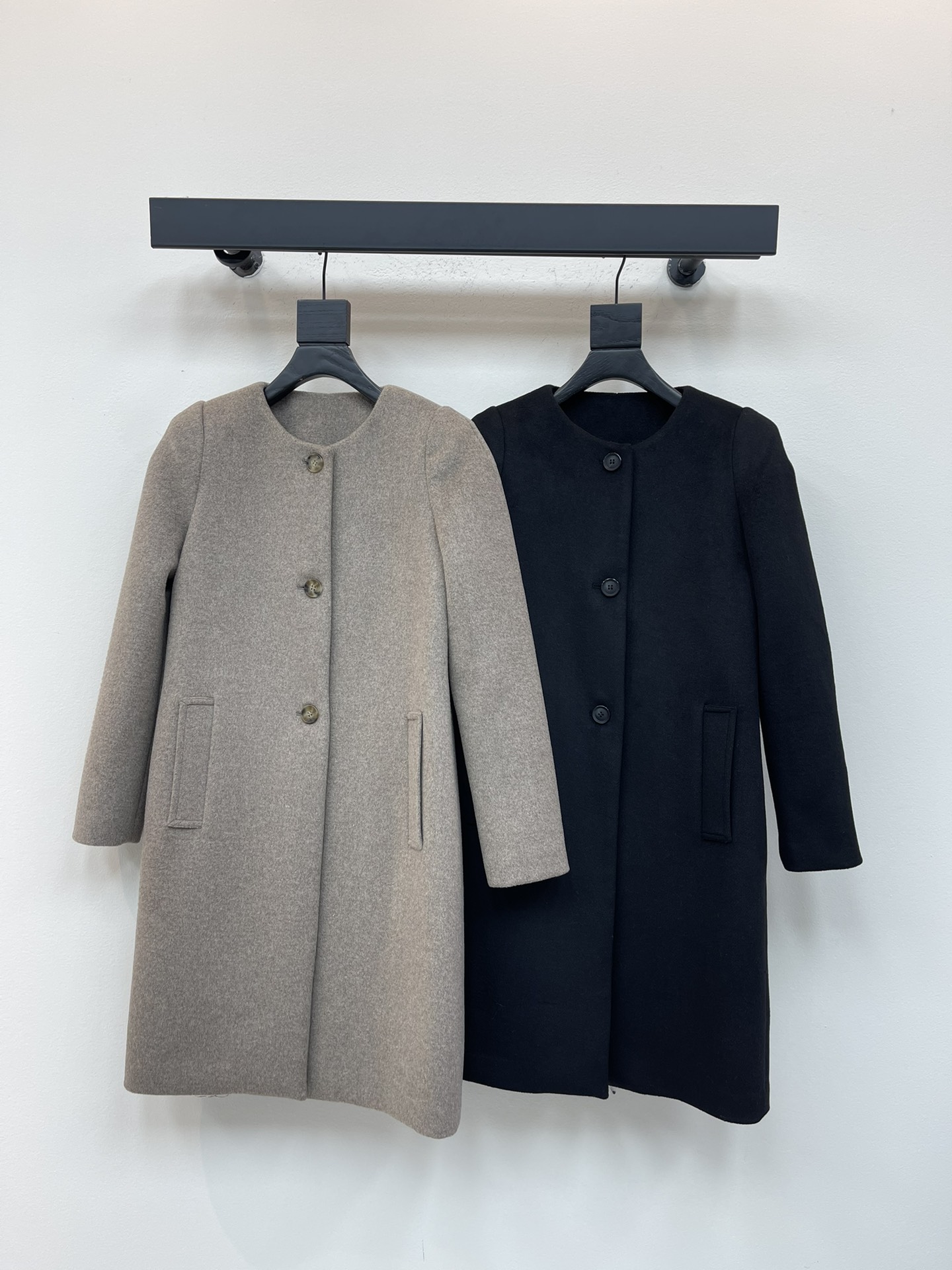 NO:506685,With dust bag Miumi*25 autumn and winter new product classic single-breasted round-neck wool coat coat. The wool fabric is very high-end. Easy to grasp the Korean temperament style. The simple cut highlights the texture of the fabric. Wear the gentle and delicate style of the Korean heroine like a gentle and delicate upper body to show an elegant posture. Whether it is daily travel or business negotiation, you can become the focus. It is definitely a classic that you cannot give up in winter. SML, miumiu, jackets & coats, alexander wang19860909配防尘袋Miumi*25秋冬新品经典单排扣圆领羊毛呢大衣外套 羊毛呢面料很高级 轻松拿捏韩系气质风 简约剪裁更突出面料质感 穿出韩式女主般的温柔细腻版型上身展现优雅姿态 无论是日常出行还是商务洽谈 都能让你成为焦点 绝对是你冬日里无法割舍的经典 SML,,miumiu,jackets & coats,alexander wang,Women's clothing