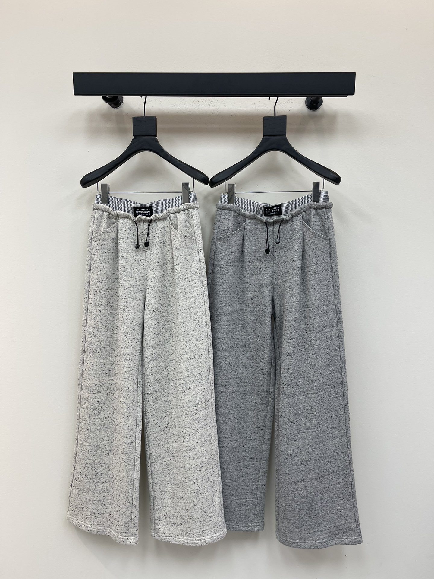 NO:505064,MM6*25 new drawstring elastic waist splicing sweatshirt and casual pants, versatile colors, high-end and customized models show high-end and casual sense, visual feast, a versatile item that must be bought in all seasons, customized fabrics, great texture, goddesses must be used in artifacts!  The style is versatile and not picky. It stretches the line proportions and makes the upper body beautiful!  Workmanship quality depends on details SML,masion margiela,hoodie,sweatshirts,alexander wang19860909MM6*25新款抽绳松紧腰拼接卫衣休闲裤 颜色百搭高级 定制款尽显高级随意感 视觉盛宴 四季必入的百搭单品 订制面料,质感巨好,女神必入神器！ 版型百搭不挑人 拉长线条比例 上身美的不要不要的！ 做工品质看细节 SML,,masion margiela,hoodie,sweatshirts,alexander wang,Women's clothing