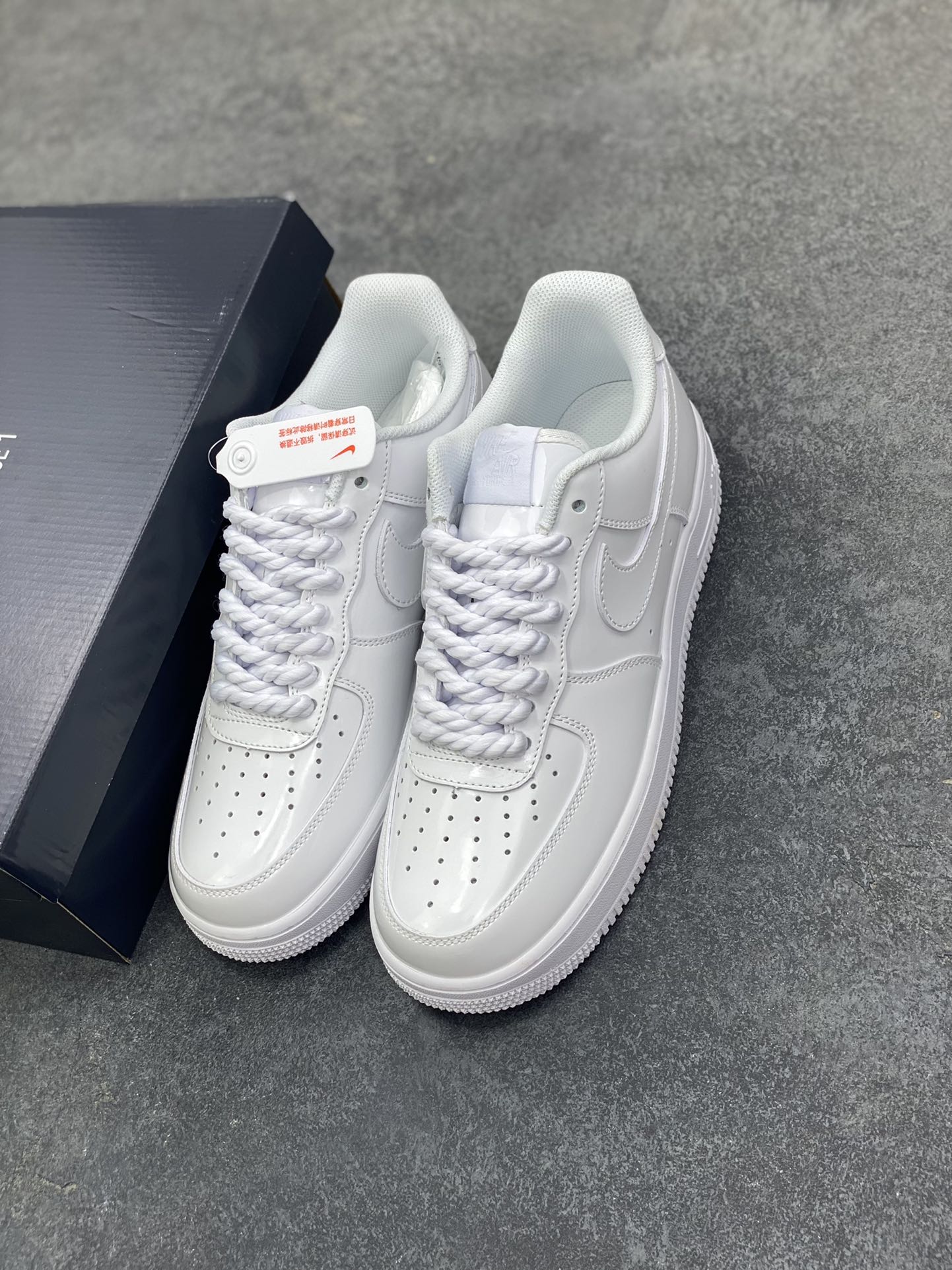 图片[8]-Nike Air Force 1 Low 全白镜面漆皮 原楦头原纸板 打造纯正空军版型 专注外贸渠道 全掌内置蜂窝气垫 原盒配件 原厂中底钢印、拉帮完美 货号：CW2288-112 尺码：36 36.5 37.5 38 38.5 39 40 40.5 41 42 42.5 43 44 44.5 45-选品中心